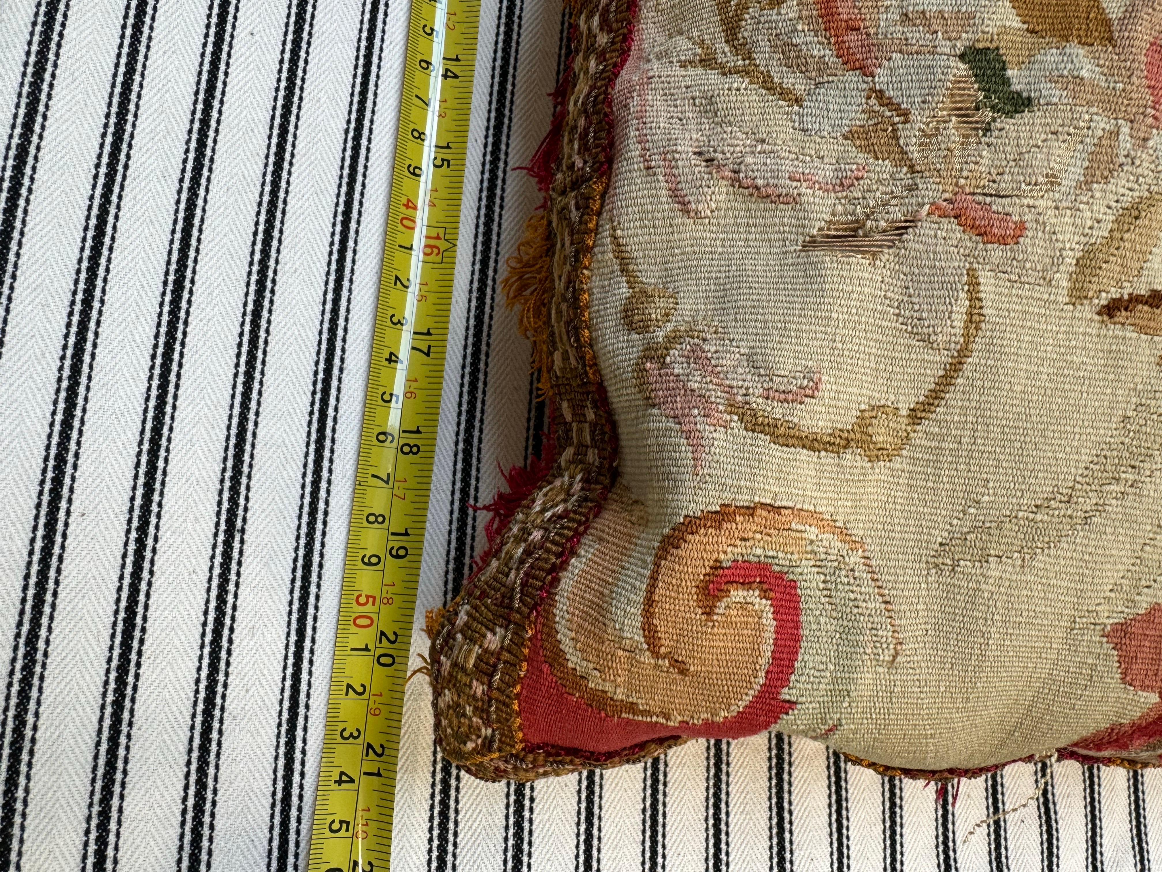 Antique French del 18° secolo, cuscino per l'arazzo floreale di Beauvais In condizioni buone in vendita a New York, NY