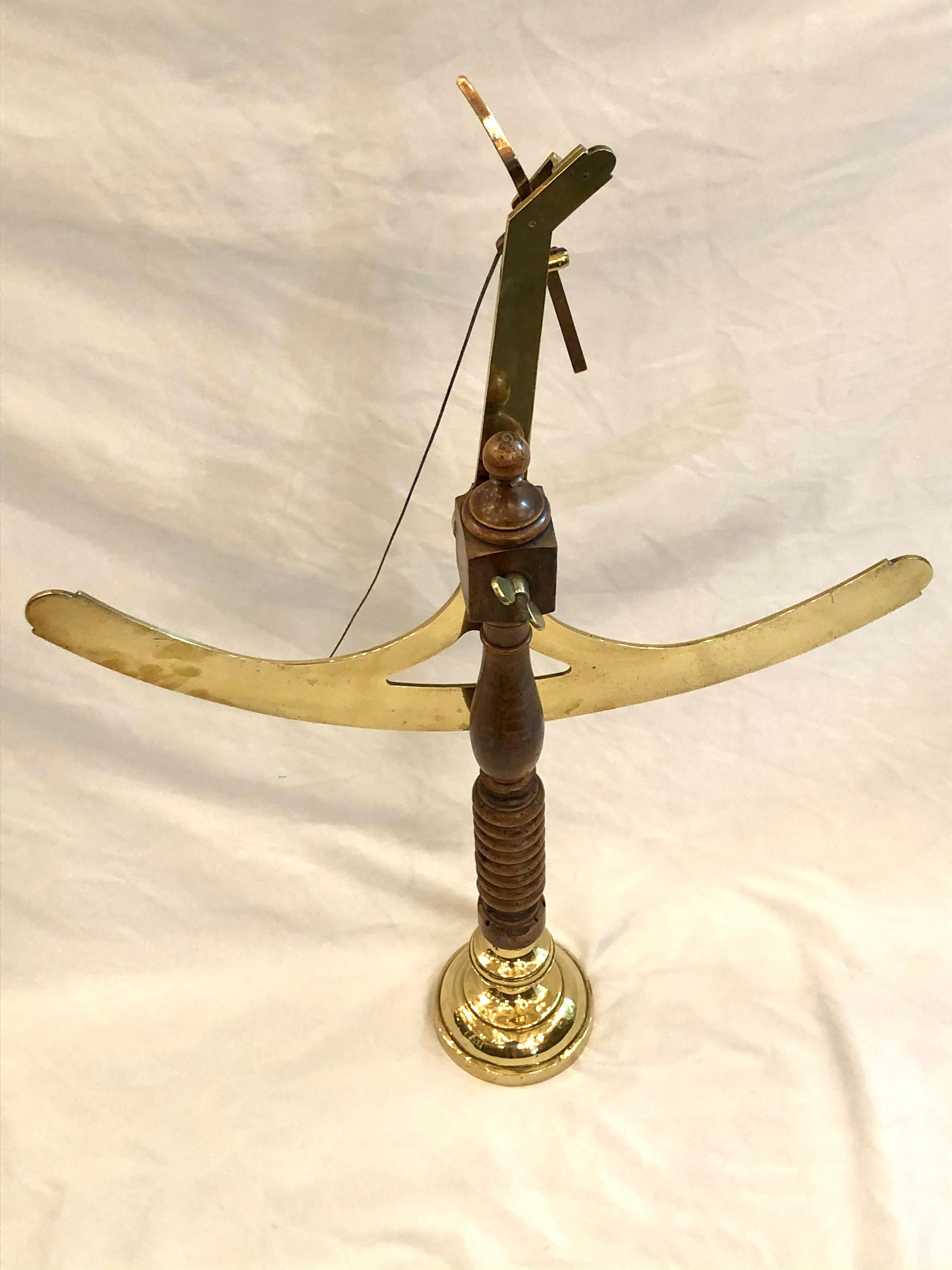Rare instrument scientifique français ancien du 18ème siècle en bronze Lyonnaise utilisé pour peser la soie, en forme d'ancre, 1789-1795.  Fabriqué par 