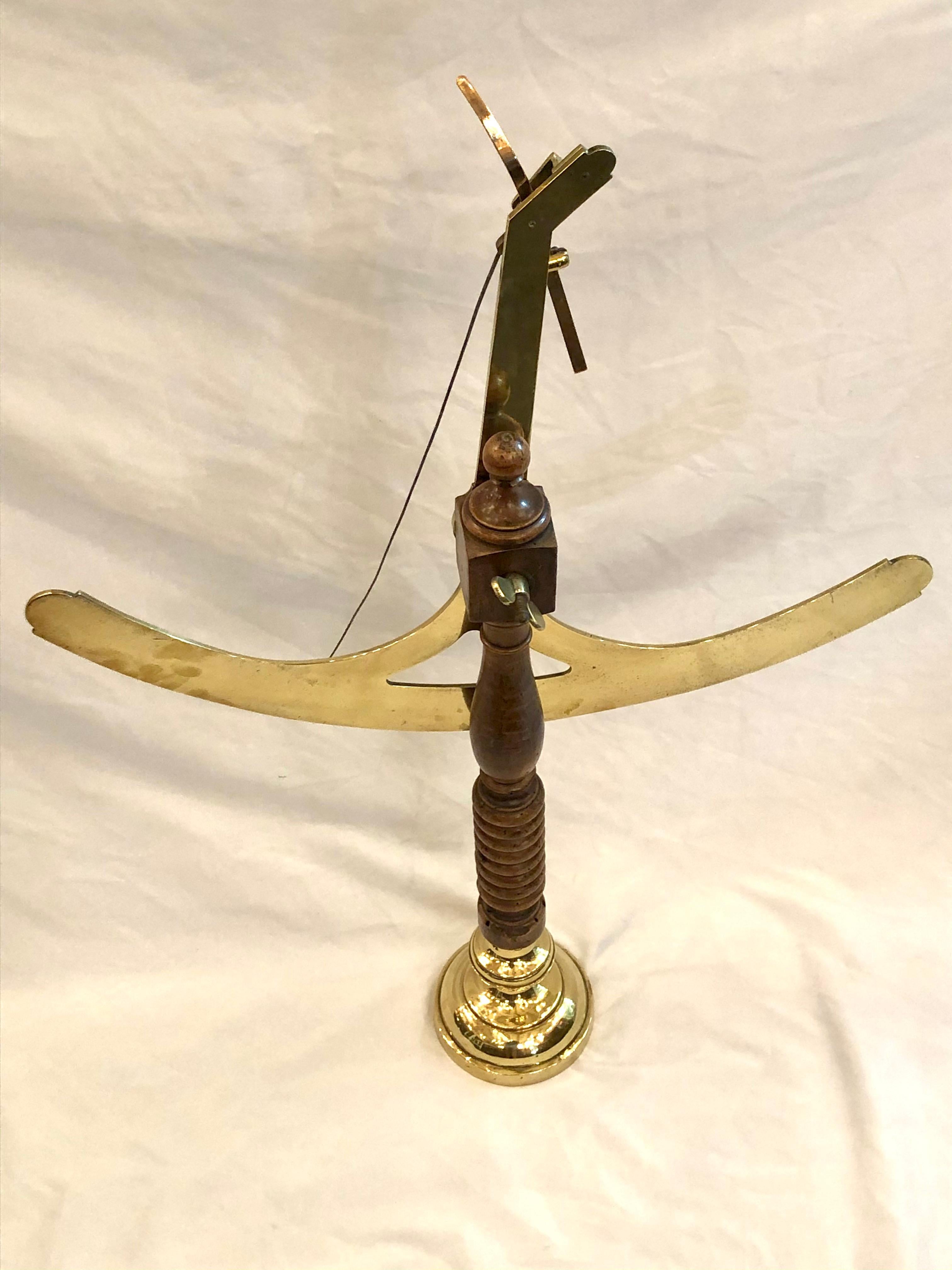 Rare instrument scientifique en bronze de la Lyonnaise française du XVIIIe siècle, utilisé pour peser la Soie, en forme d'ancre, 1789-1795.  Fabriqué par 