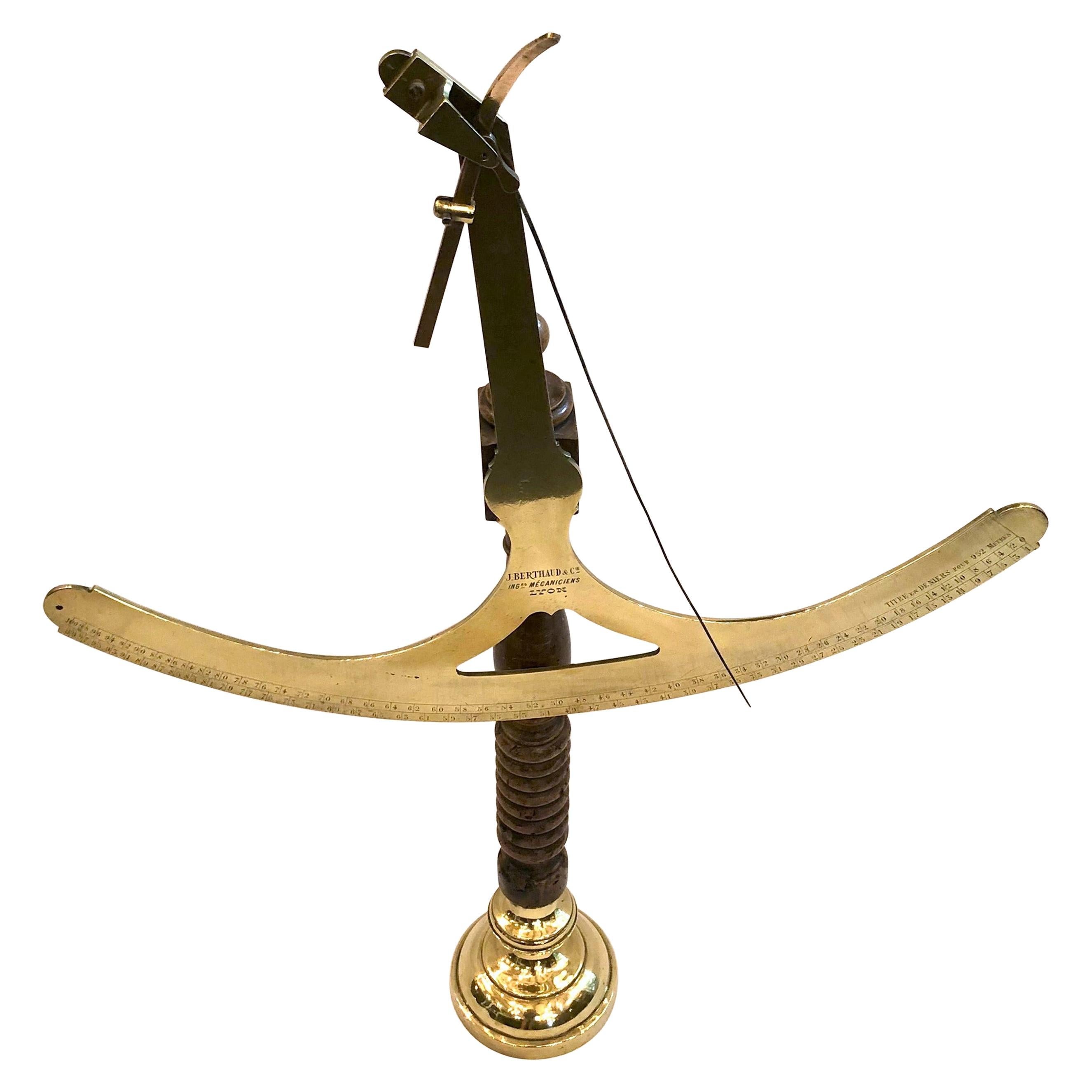 Instrument scientifique français ancien de pesage de la soie du XVIIIe siècle en bronze, 1789-1795 en vente
