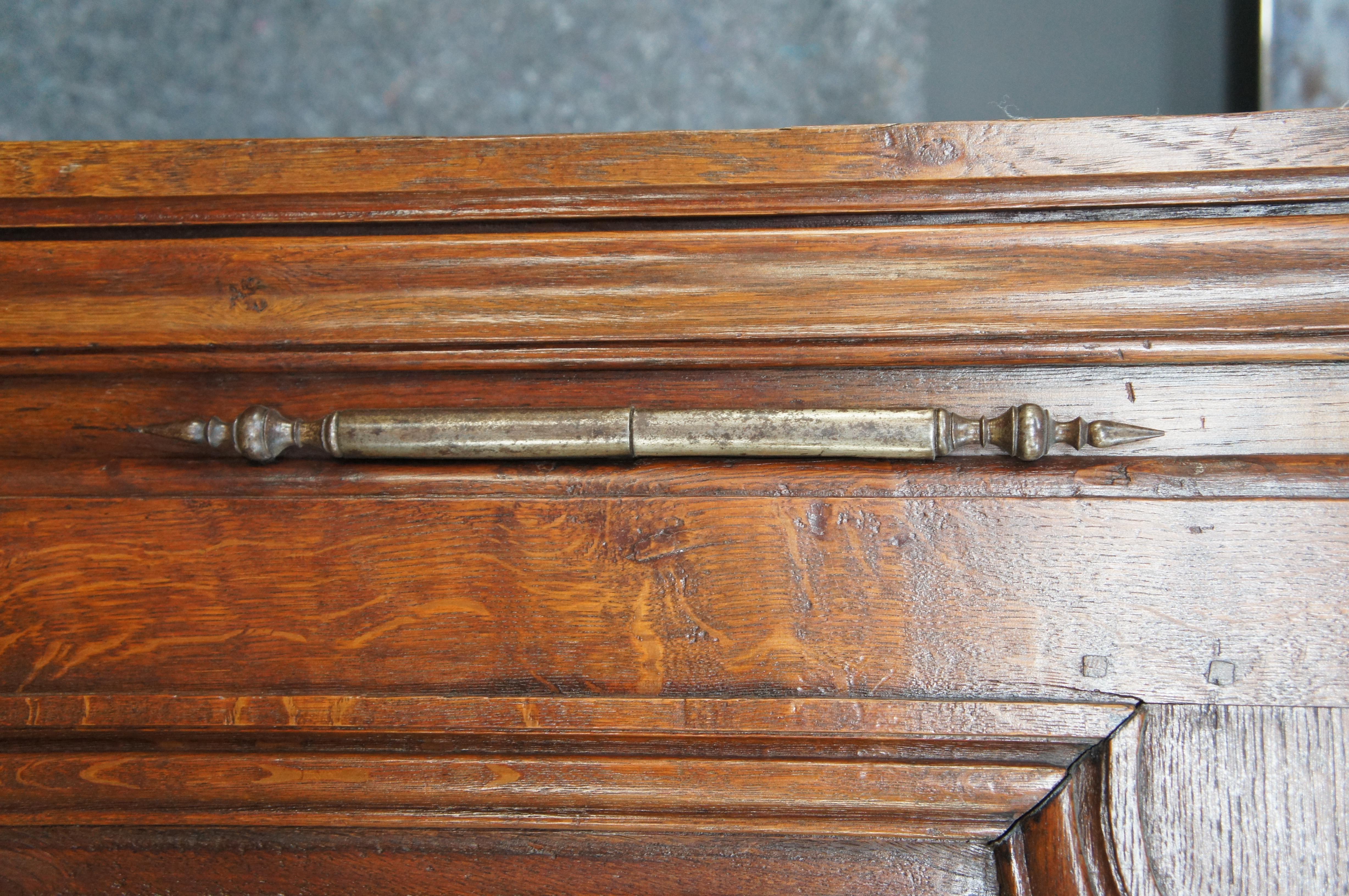 Antiker französischer geschnitzter Eichenholzschrank mit Knockdown-Schrank und Leinenpresse aus dem 18. Jahrhundert im Zustand „Gut“ im Angebot in Dayton, OH