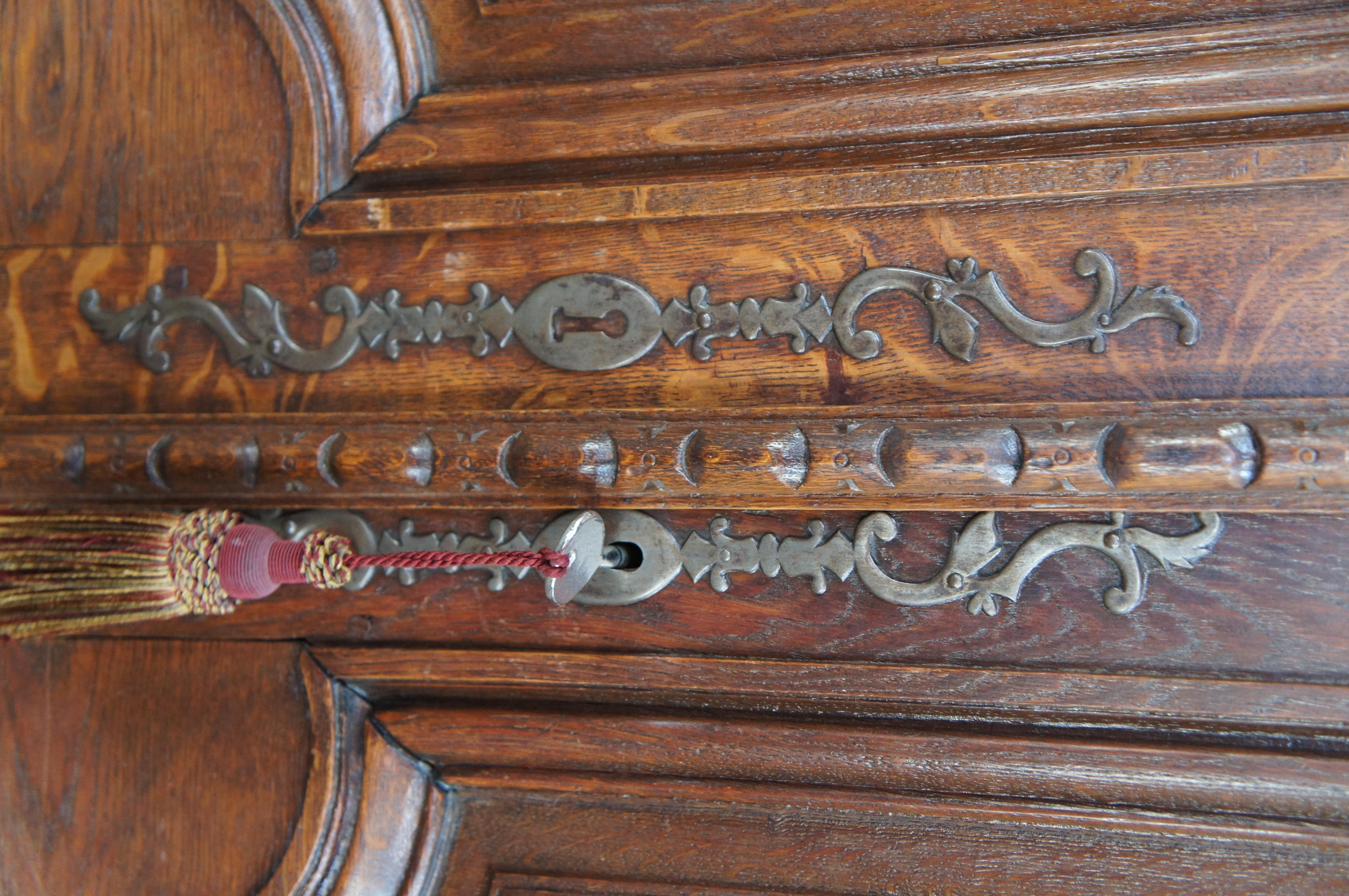 Antiker französischer geschnitzter Eichenholzschrank mit Knockdown-Schrank und Leinenpresse aus dem 18. Jahrhundert (18. Jahrhundert und früher) im Angebot