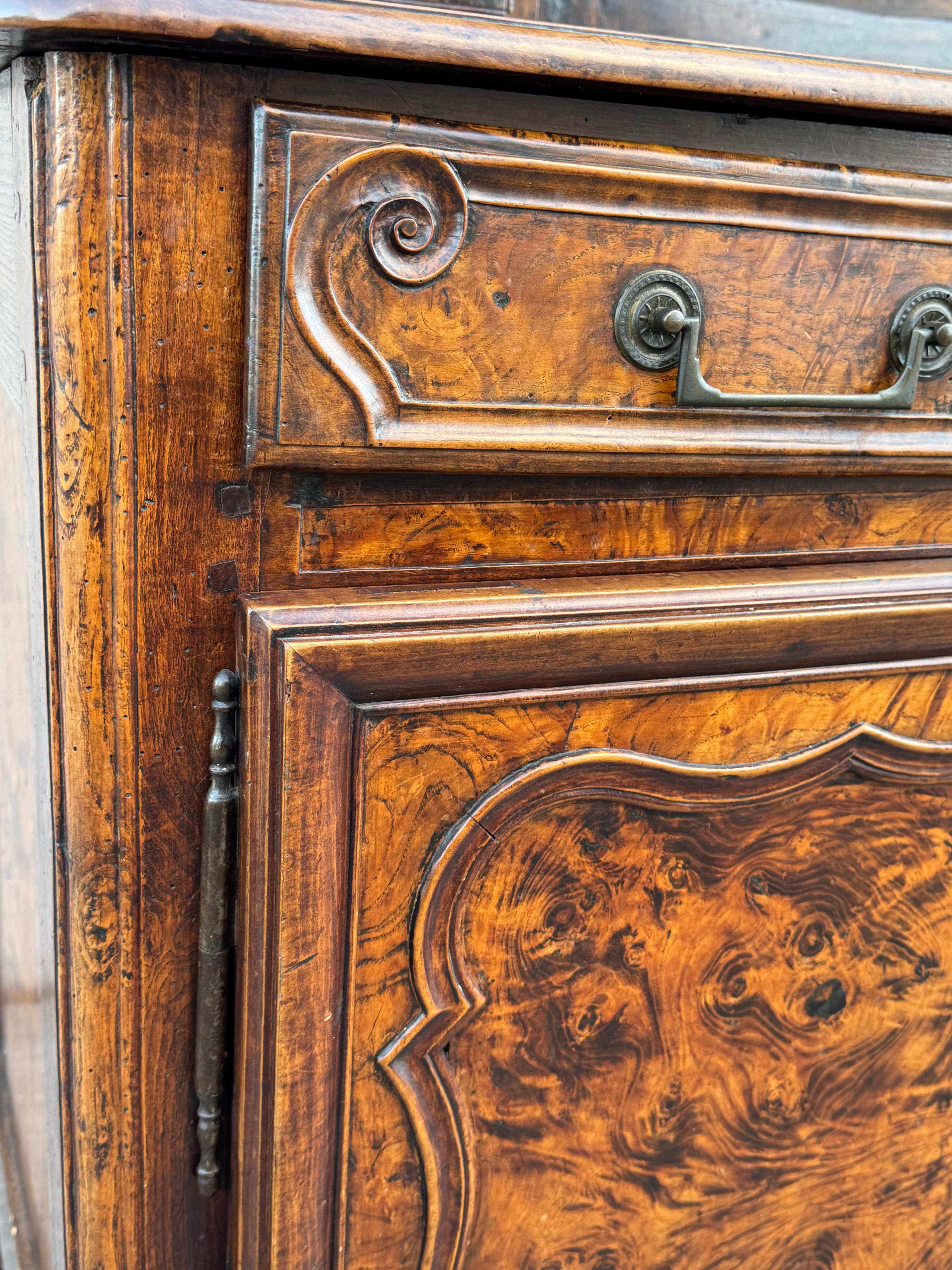 Antiguo Vaisselier Francés del Siglo XVIII Tallado en Nogal y Burlwood - Frontón de Corazón en venta 5