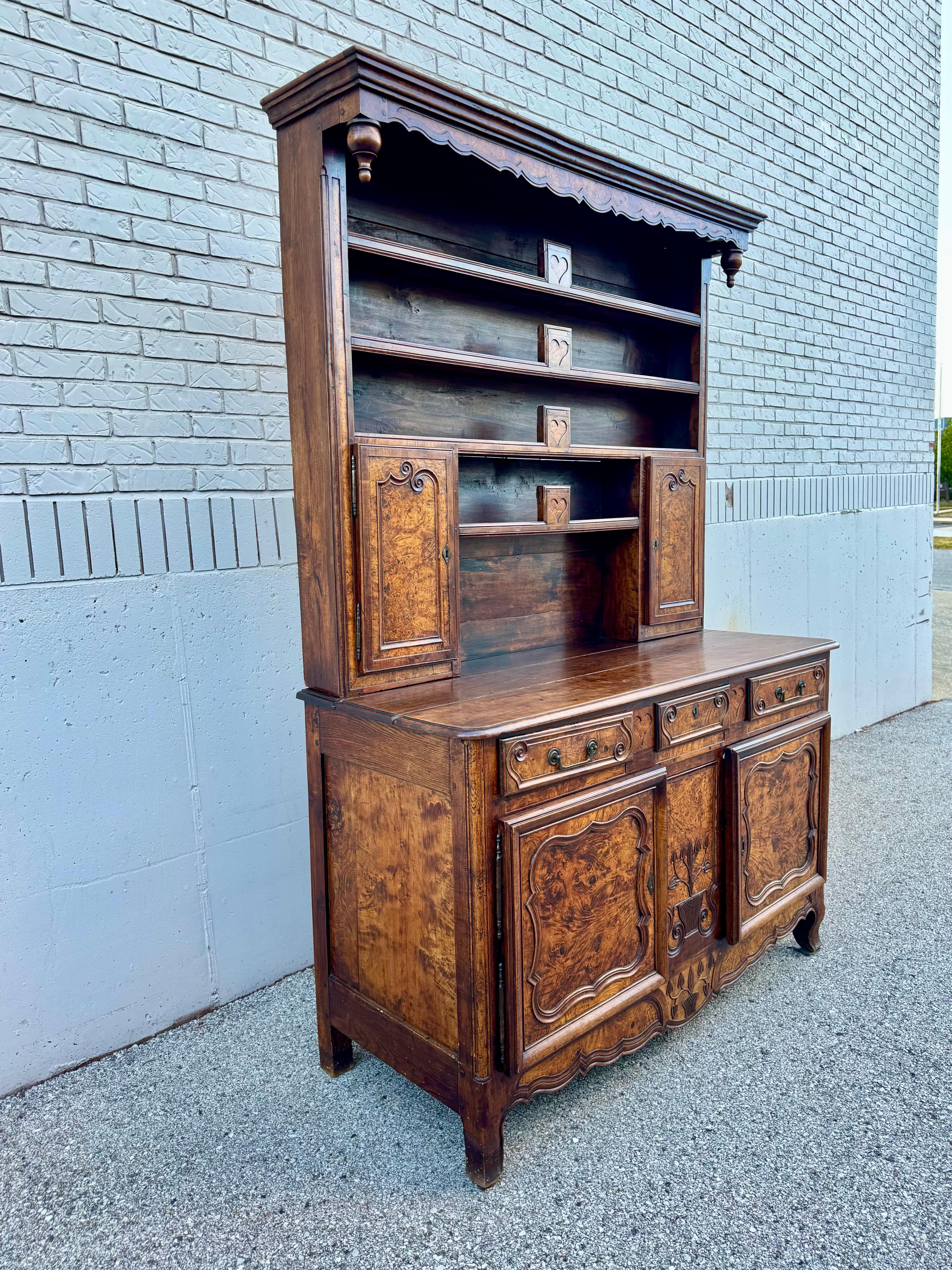 Antiguo Vaisselier Francés del Siglo XVIII Tallado en Nogal y Burlwood - Frontón de Corazón en venta 6