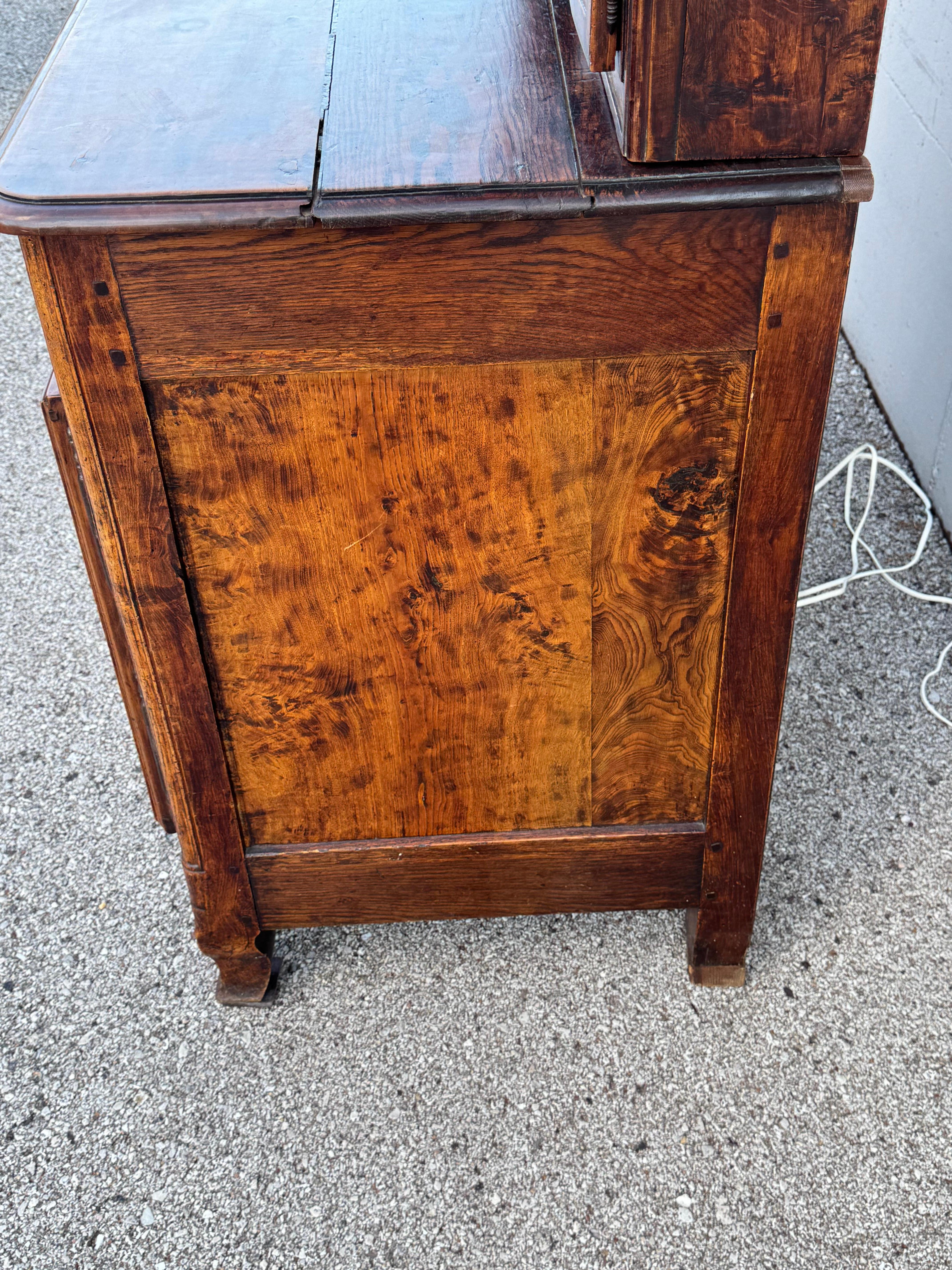 Antiguo Vaisselier Francés del Siglo XVIII Tallado en Nogal y Burlwood - Frontón de Corazón en venta 7