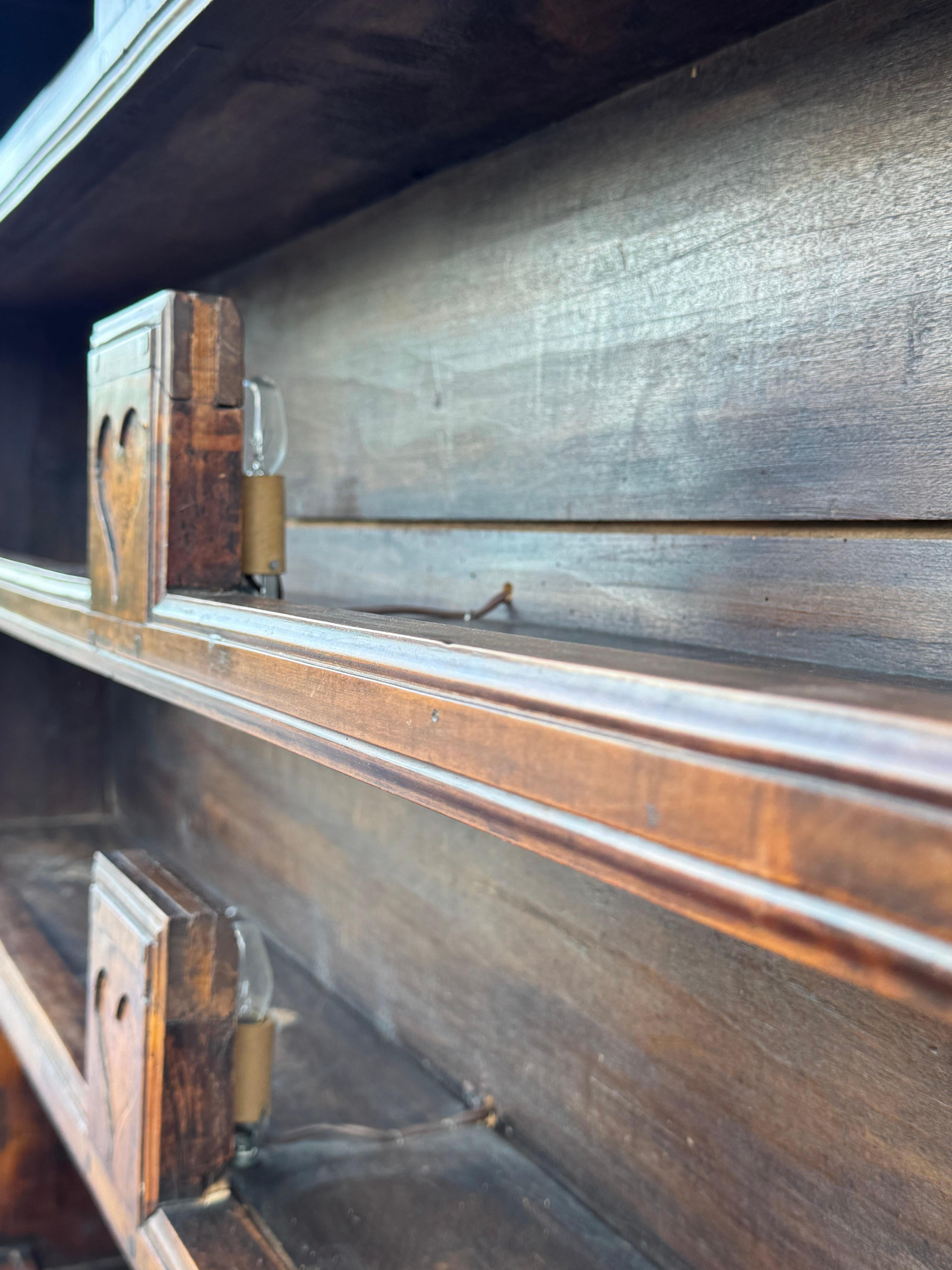 Antiguo Vaisselier Francés del Siglo XVIII Tallado en Nogal y Burlwood - Frontón de Corazón en venta 8