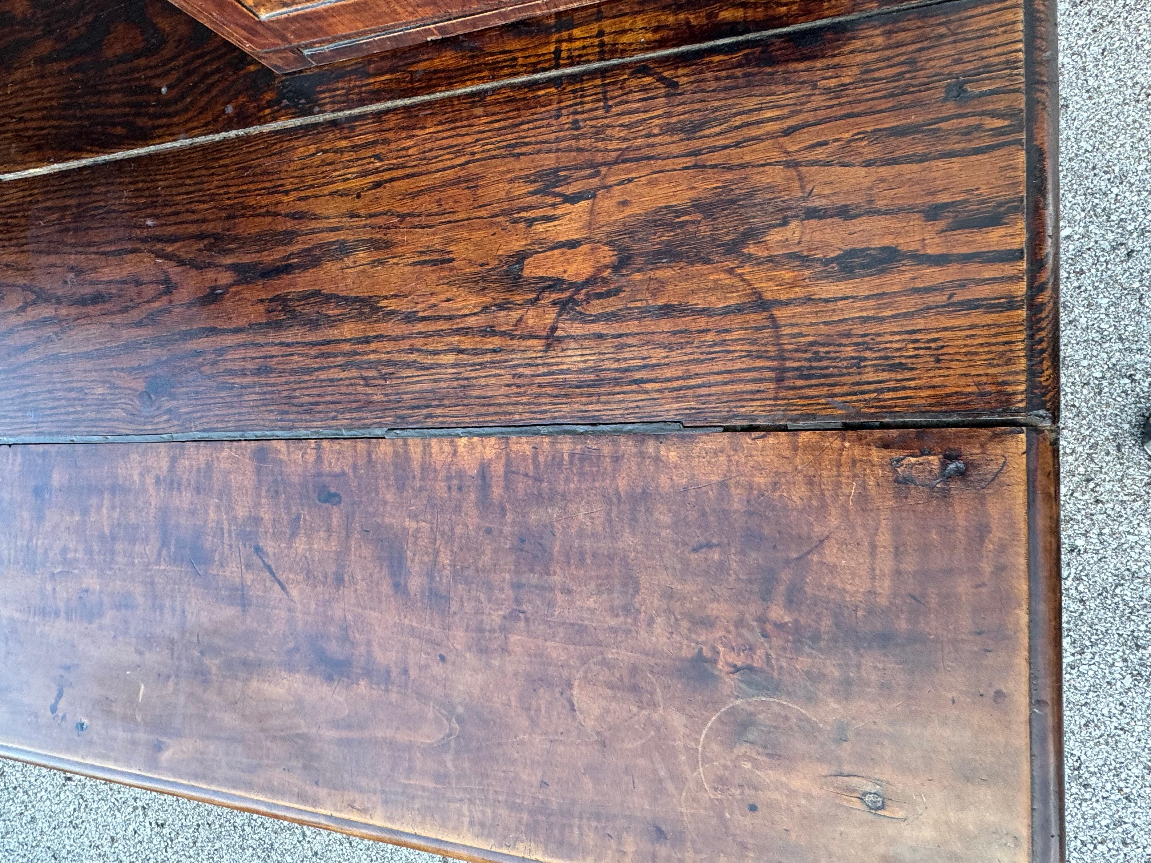 Antiguo Vaisselier Francés del Siglo XVIII Tallado en Nogal y Burlwood - Frontón de Corazón en venta 9