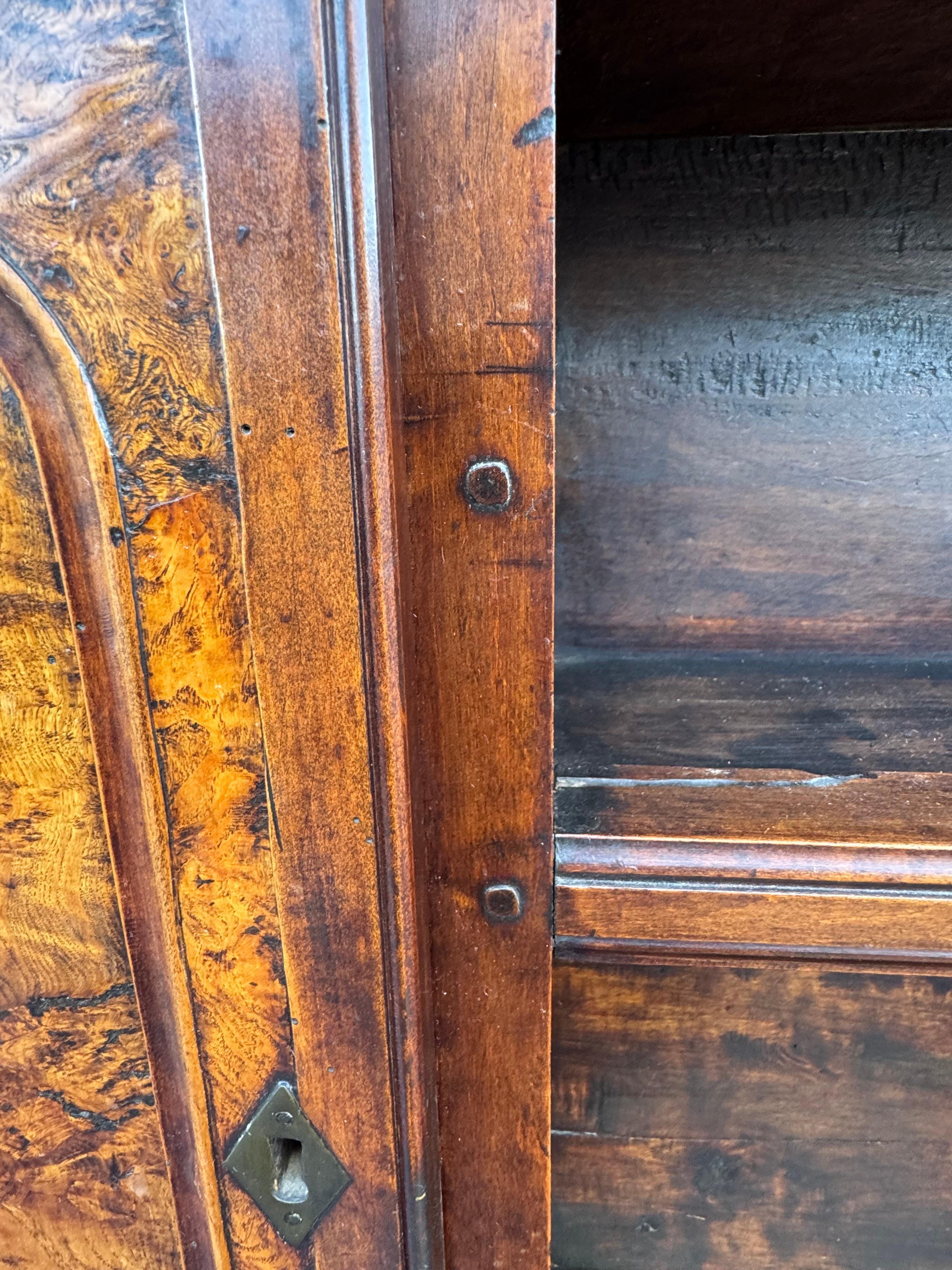 Antiguo Vaisselier Francés del Siglo XVIII Tallado en Nogal y Burlwood - Frontón de Corazón en venta 10