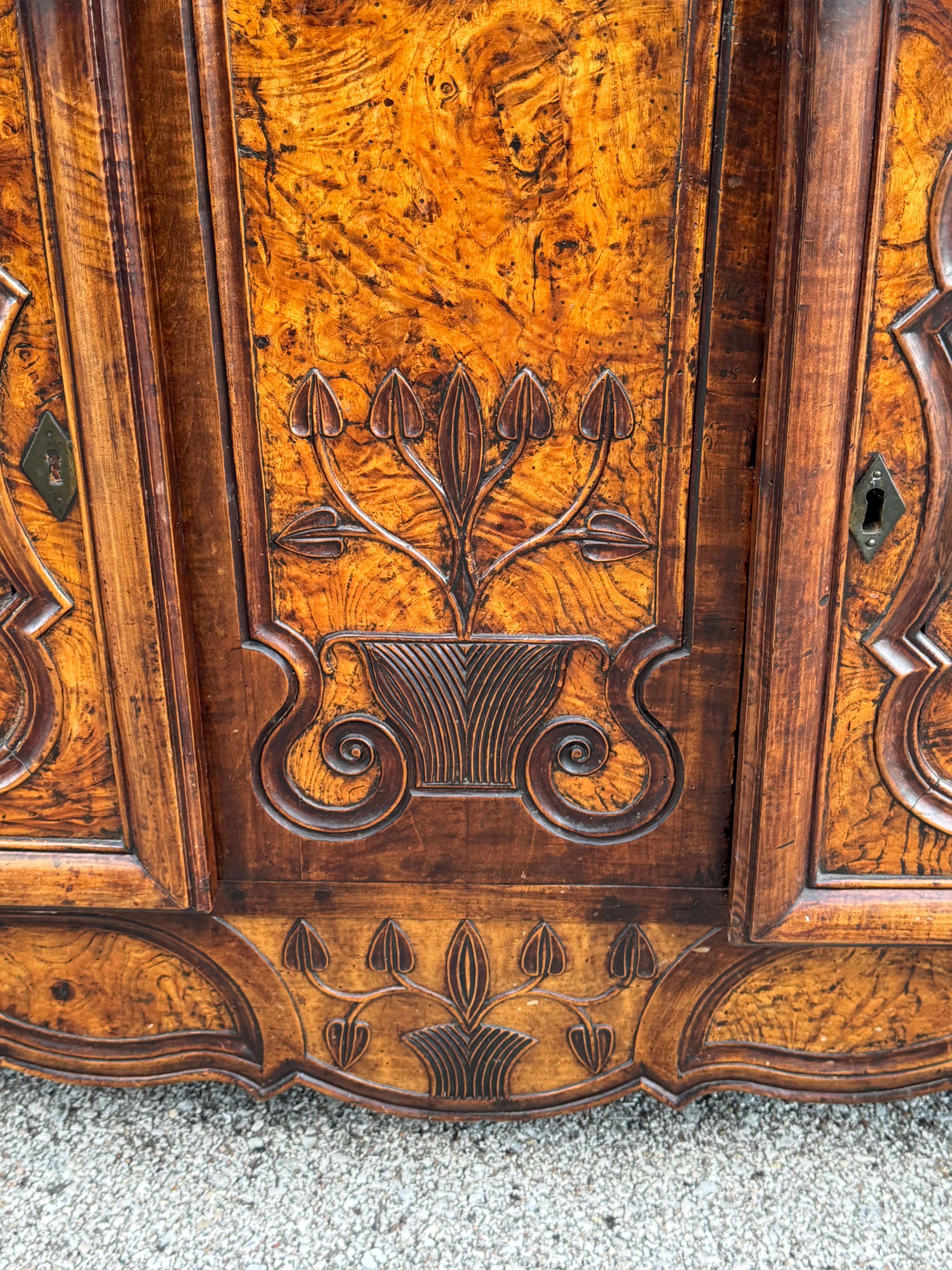 Antiguo Vaisselier Francés del Siglo XVIII Tallado en Nogal y Burlwood - Frontón de Corazón en venta 11