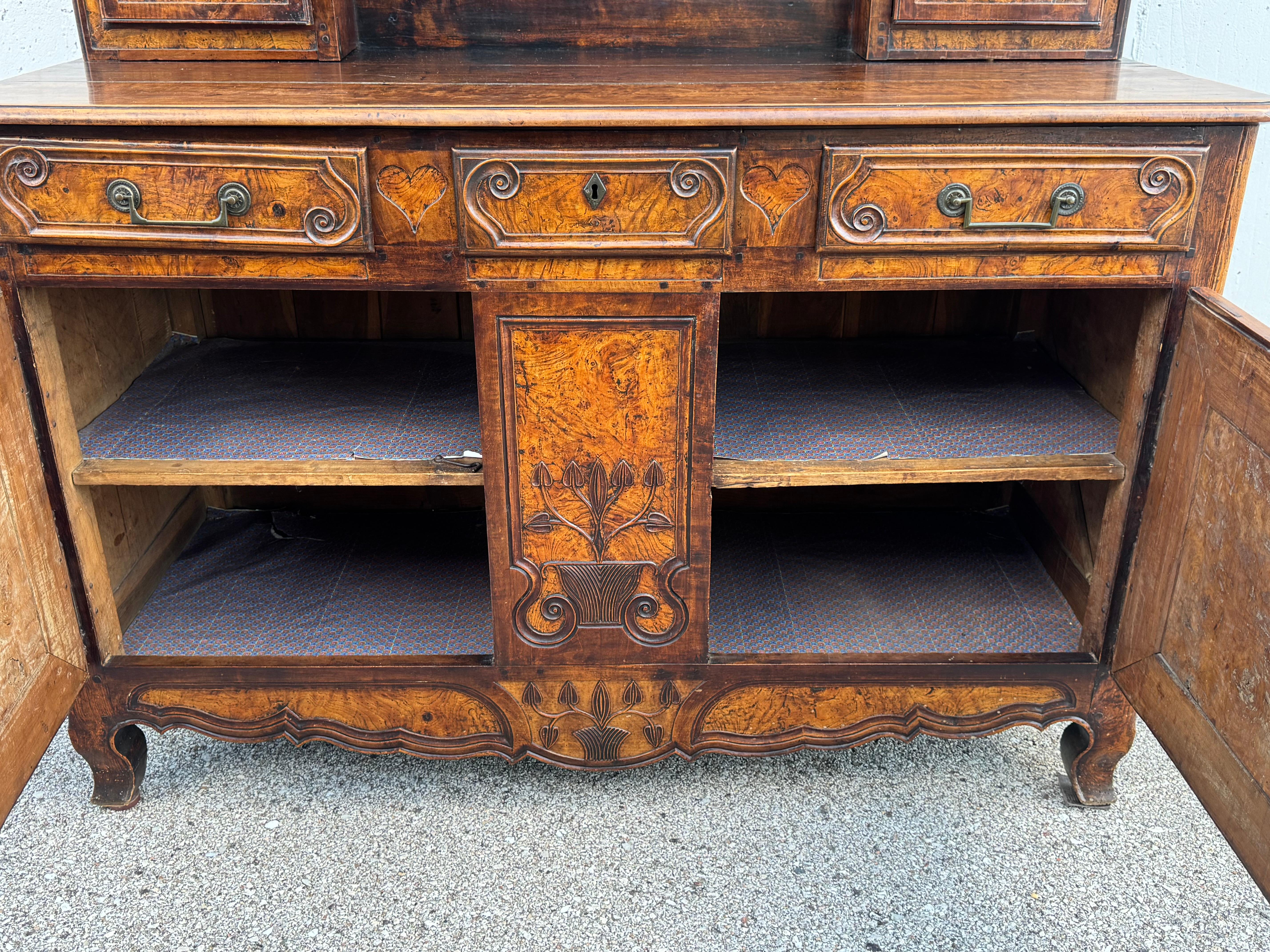 Antiguo Vaisselier Francés del Siglo XVIII Tallado en Nogal y Burlwood - Frontón de Corazón en venta 12