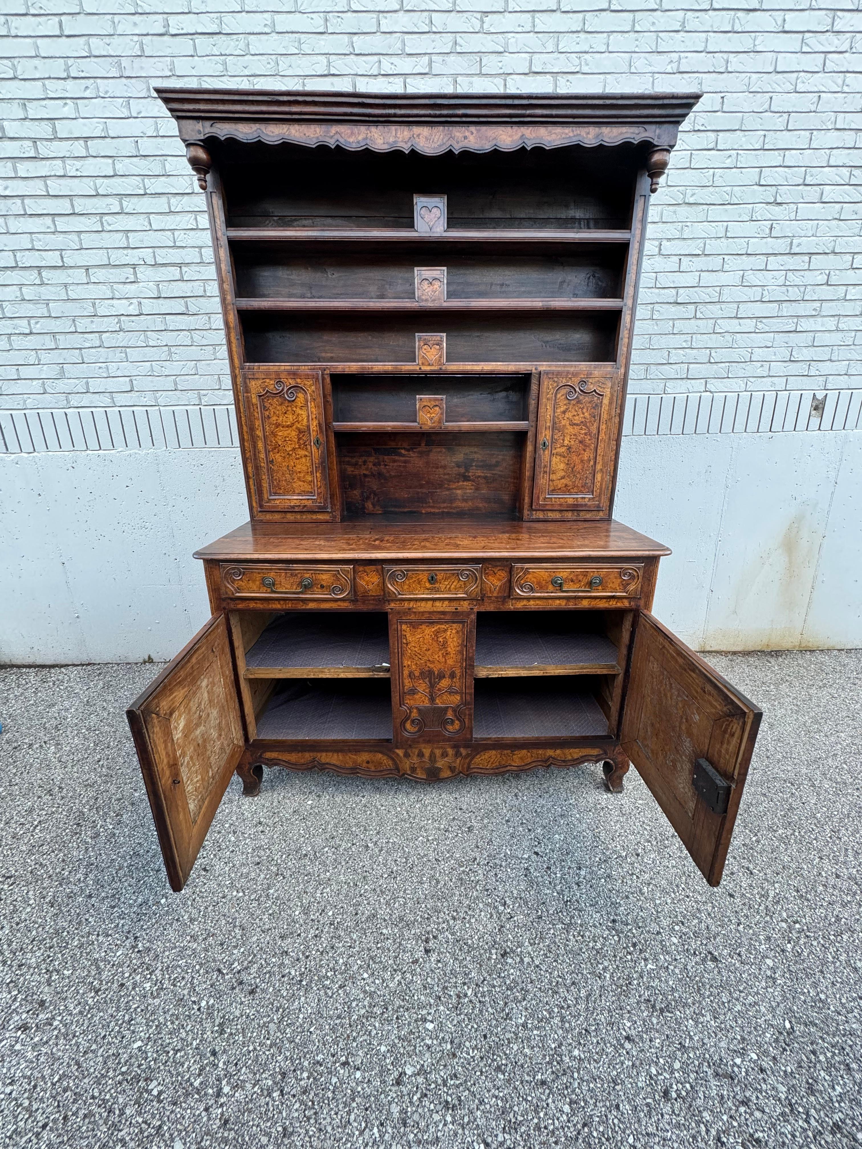 Antiguo Vaisselier Francés del Siglo XVIII Tallado en Nogal y Burlwood - Frontón de Corazón en venta 13