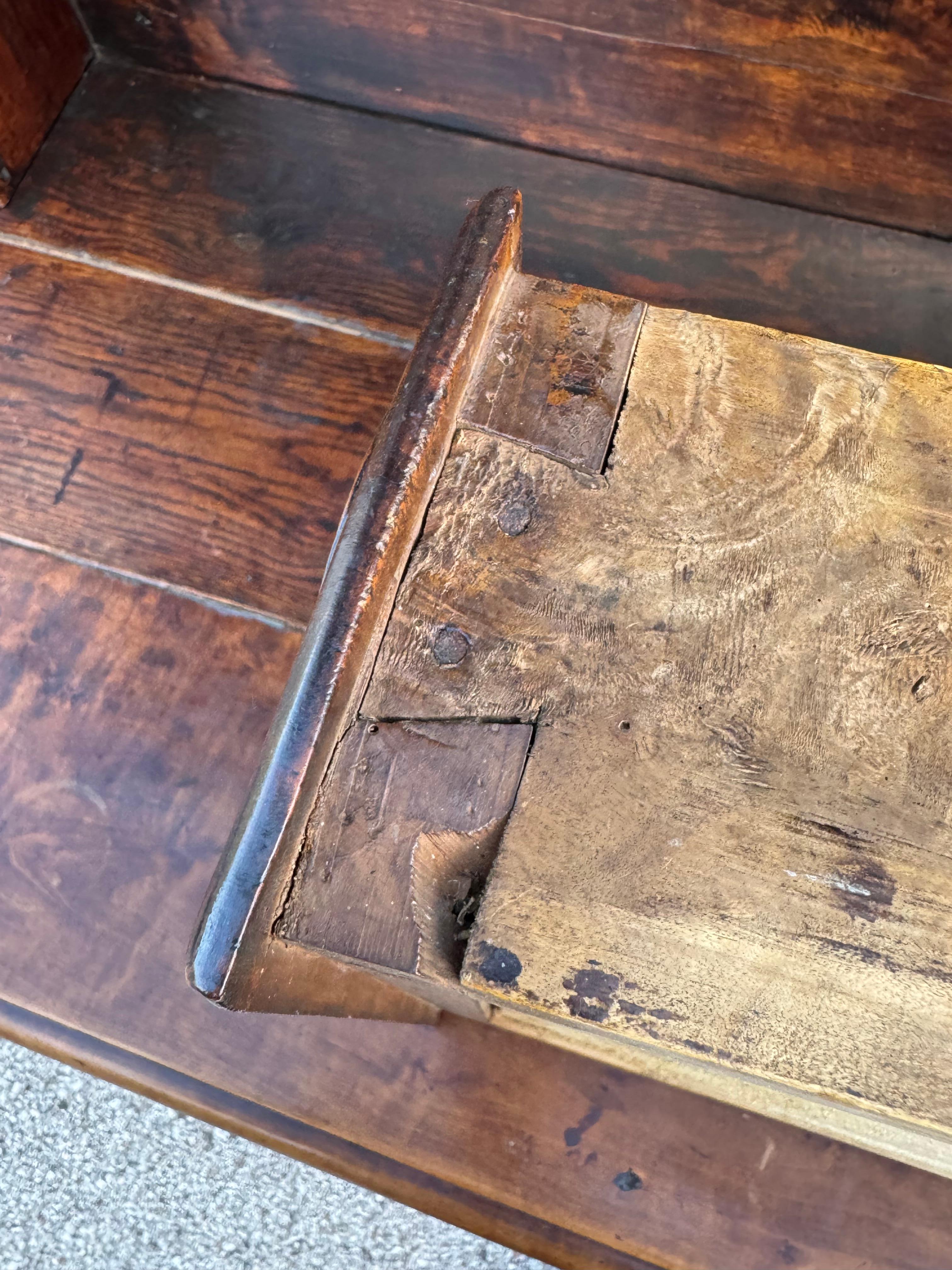 Antiguo Vaisselier Francés del Siglo XVIII Tallado en Nogal y Burlwood - Frontón de Corazón en venta 14