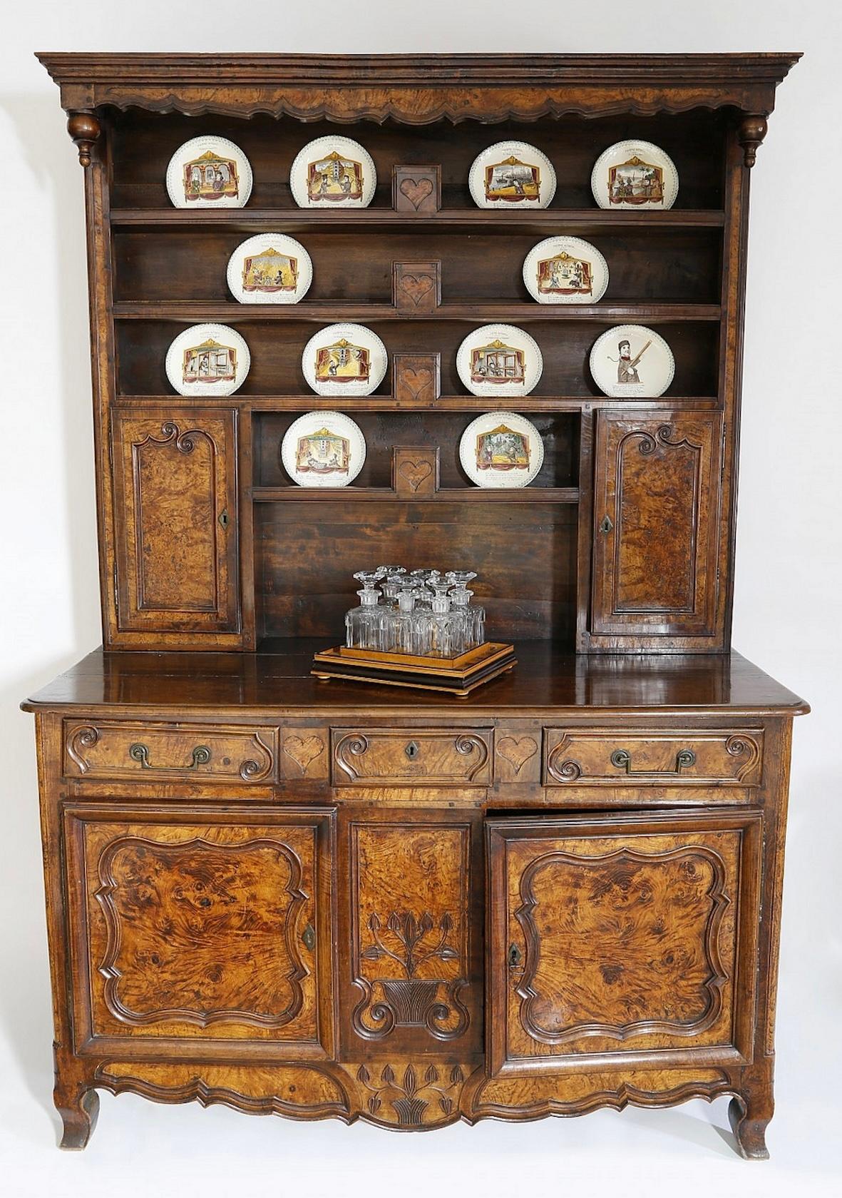 Precioso Vaisselier francés antiguo del siglo XVIII tallado en nogal y madera de arce con canapé de corona perfilado sobre cuatro estantes abiertos cada uno con frontón de corazón flanqueado por puertas de armario, la sección inferior con friso de