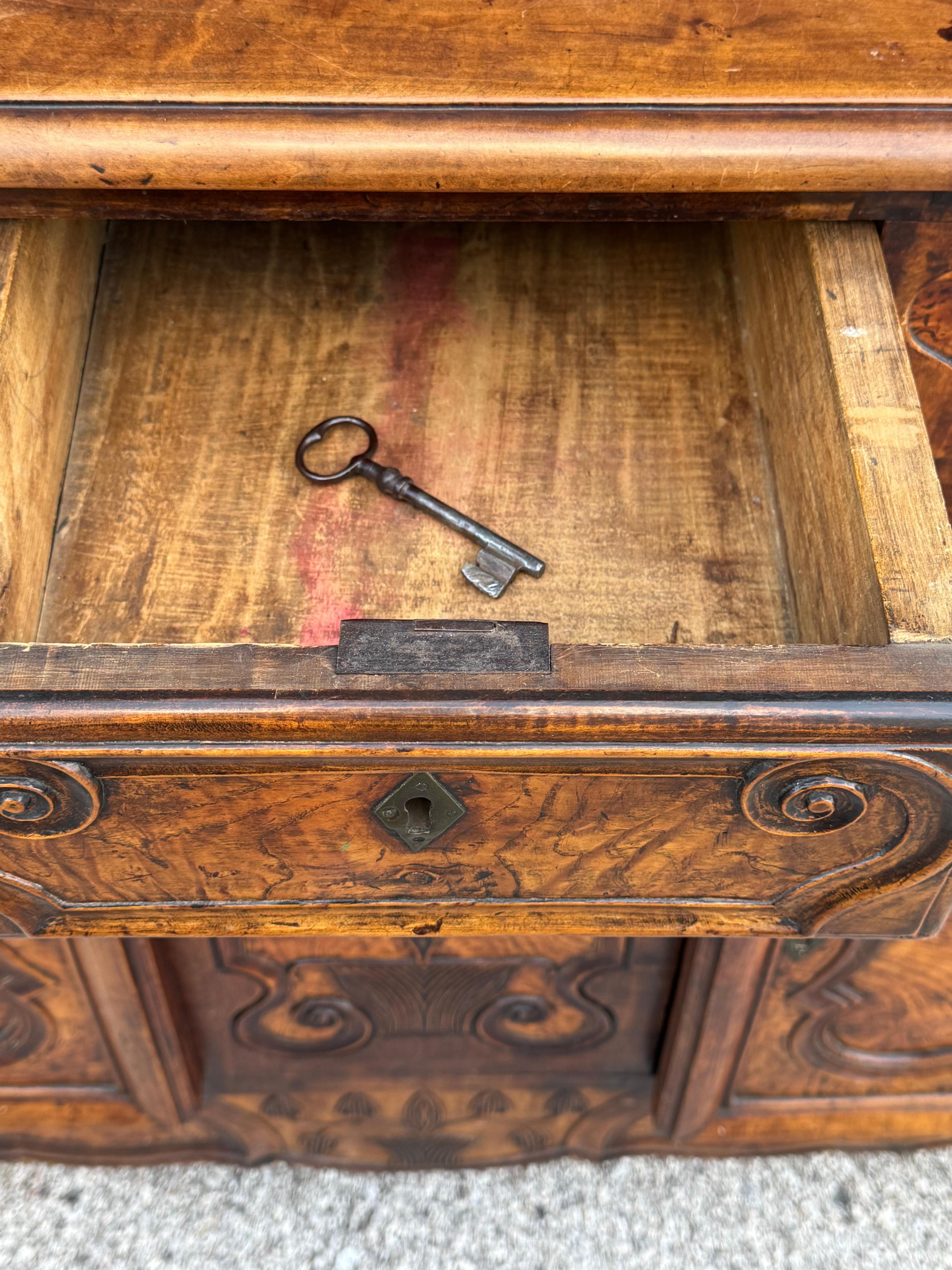 Antiguo Vaisselier Francés del Siglo XVIII Tallado en Nogal y Burlwood - Frontón de Corazón en venta 15