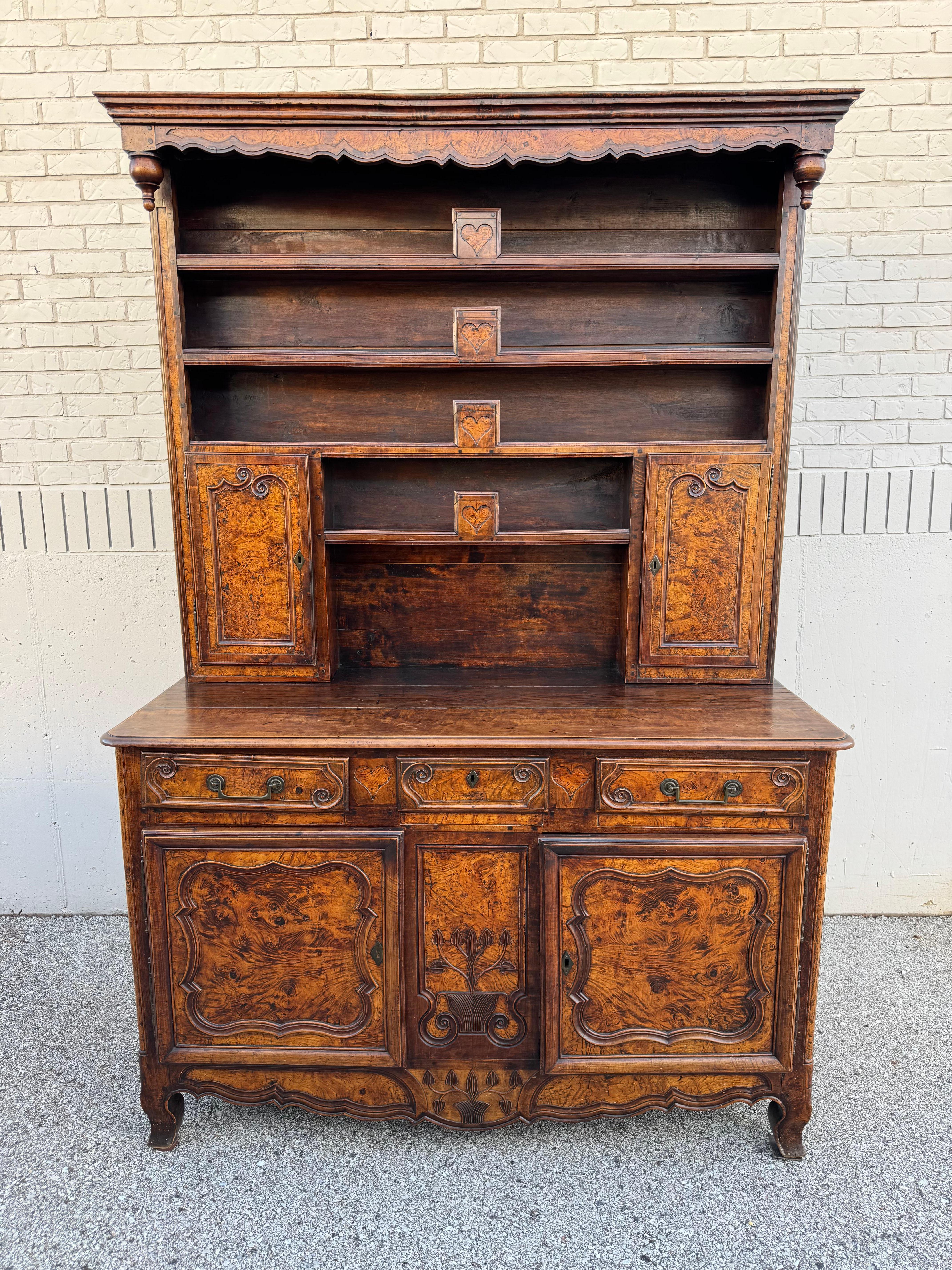 Antiguo Vaisselier Francés del Siglo XVIII Tallado en Nogal y Burlwood - Frontón de Corazón Luis XV en venta