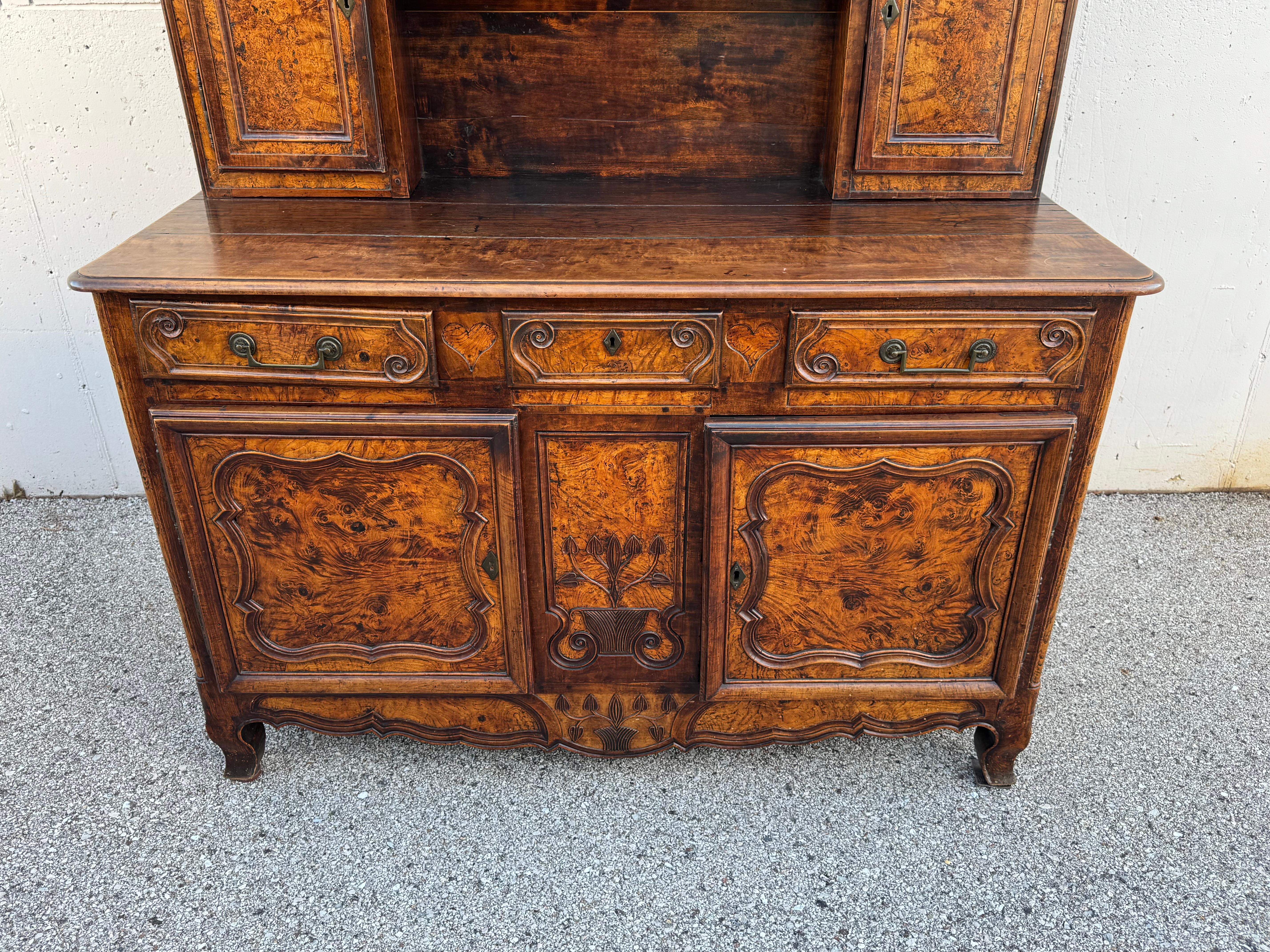 Antiguo Vaisselier Francés del Siglo XVIII Tallado en Nogal y Burlwood - Frontón de Corazón en Bueno estado para la venta en St. Louis, MO