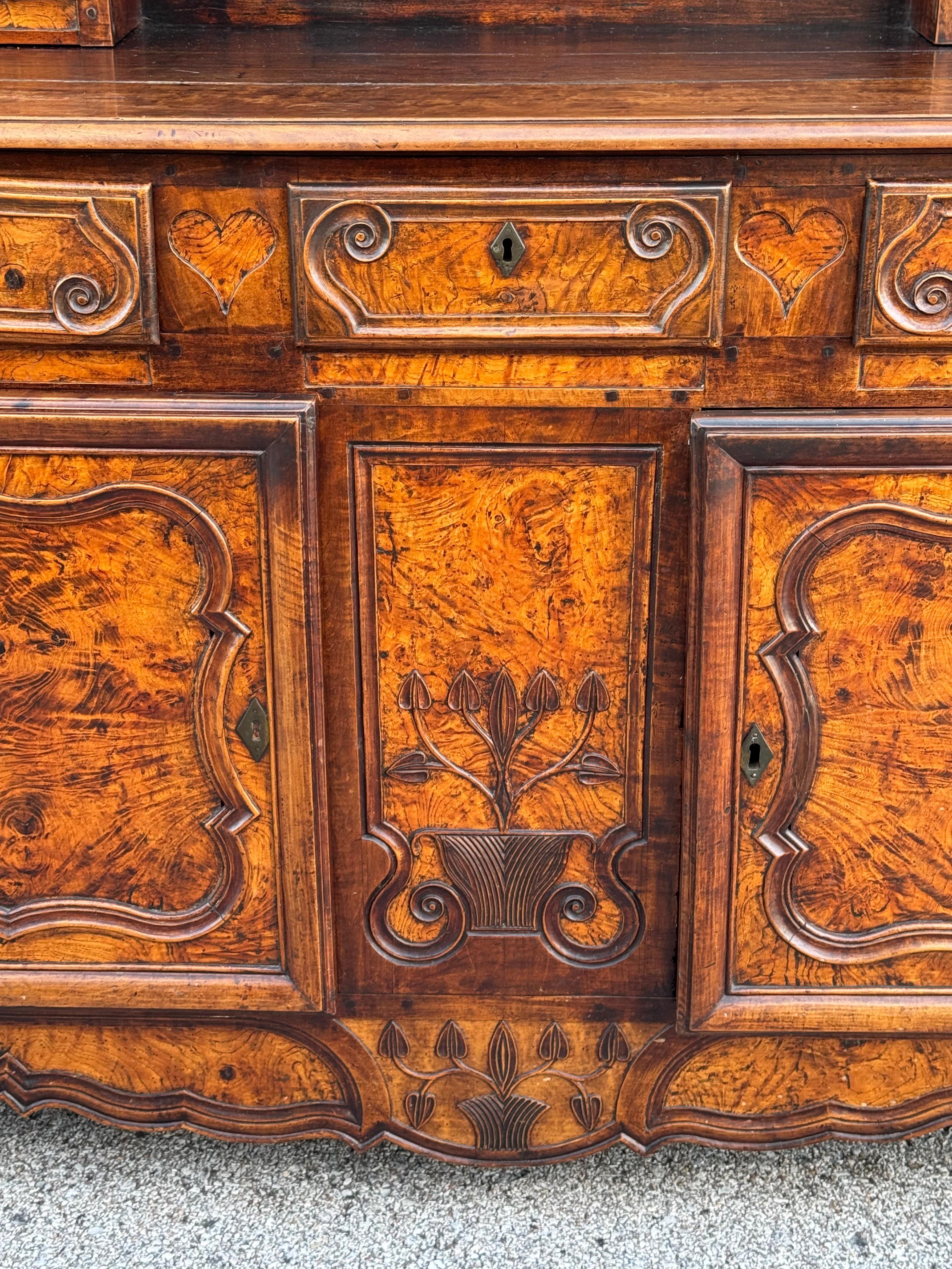 Antiguo Vaisselier Francés del Siglo XVIII Tallado en Nogal y Burlwood - Frontón de Corazón siglo XVII en venta