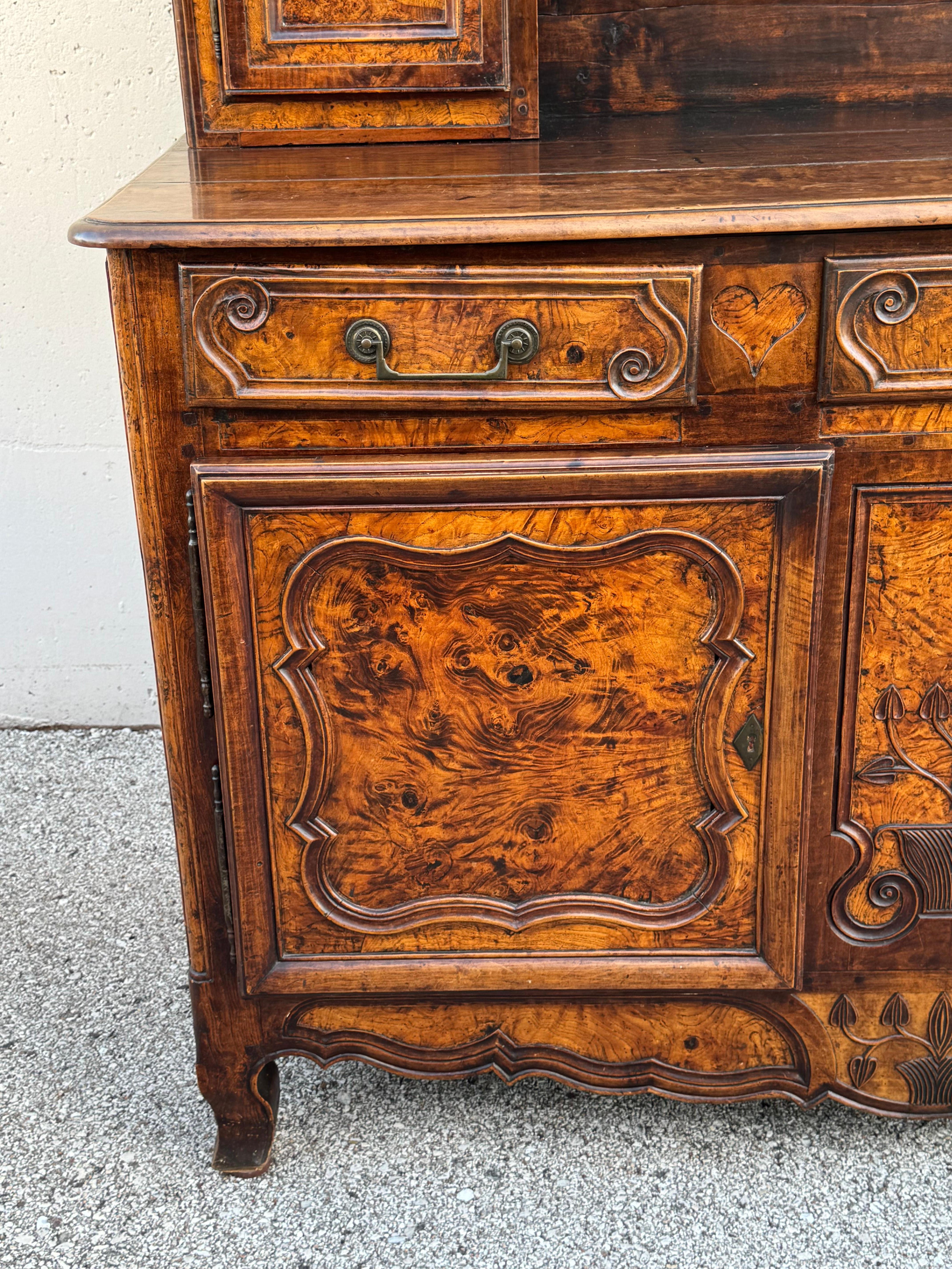 Antiguo Vaisselier Francés del Siglo XVIII Tallado en Nogal y Burlwood - Frontón de Corazón en venta 1