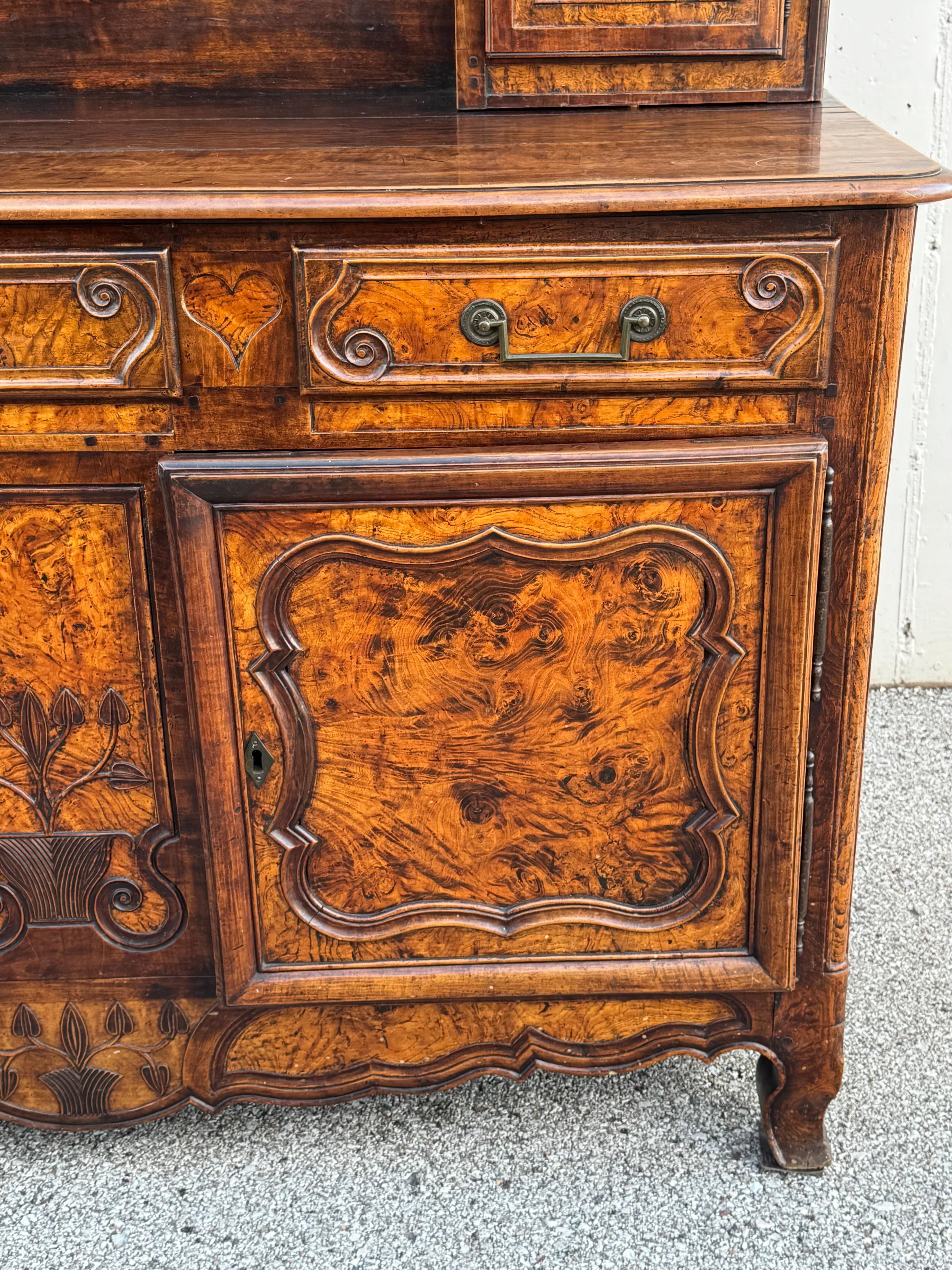 Antiguo Vaisselier Francés del Siglo XVIII Tallado en Nogal y Burlwood - Frontón de Corazón en venta 2