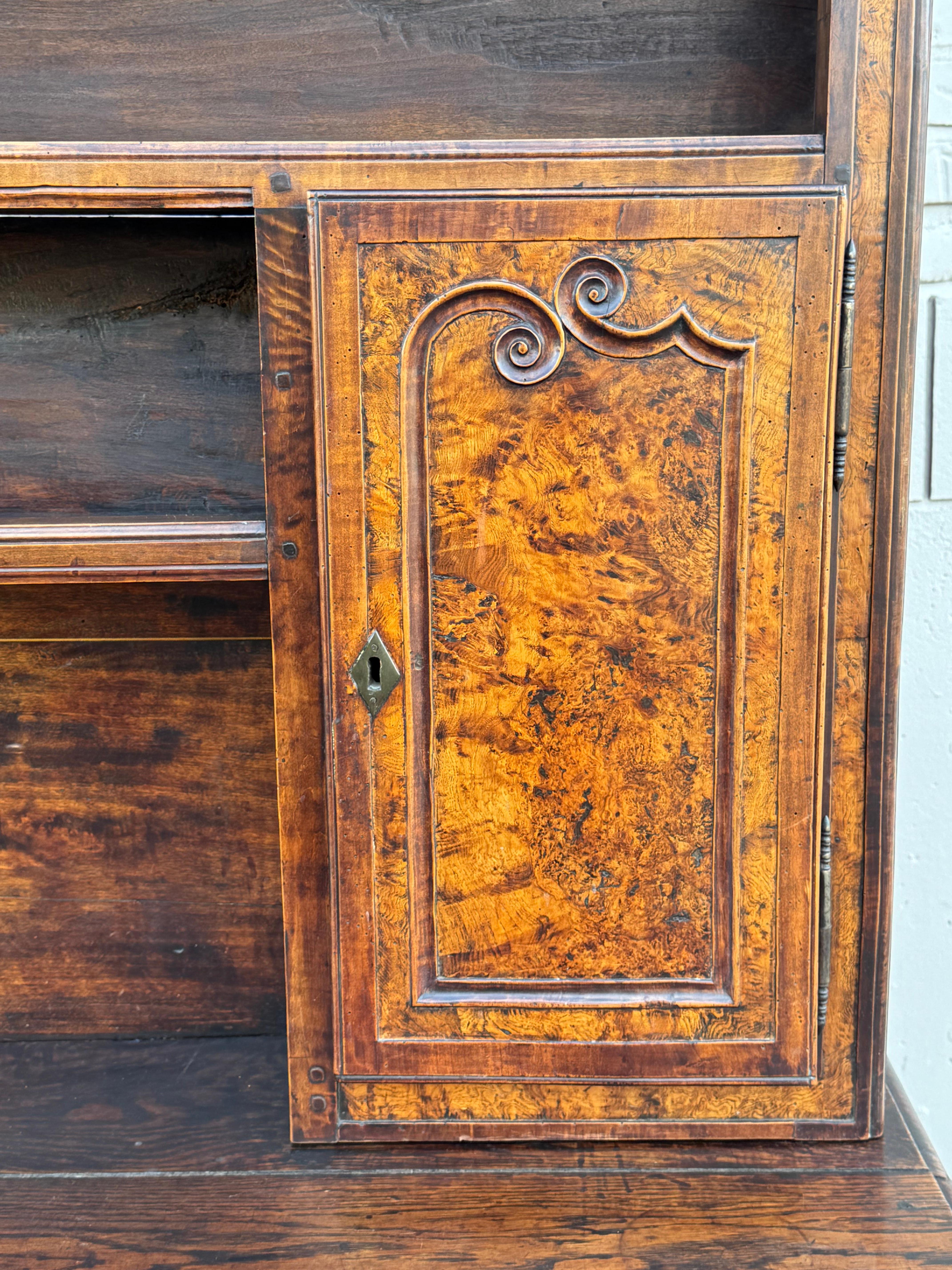 Antiguo Vaisselier Francés del Siglo XVIII Tallado en Nogal y Burlwood - Frontón de Corazón en venta 3