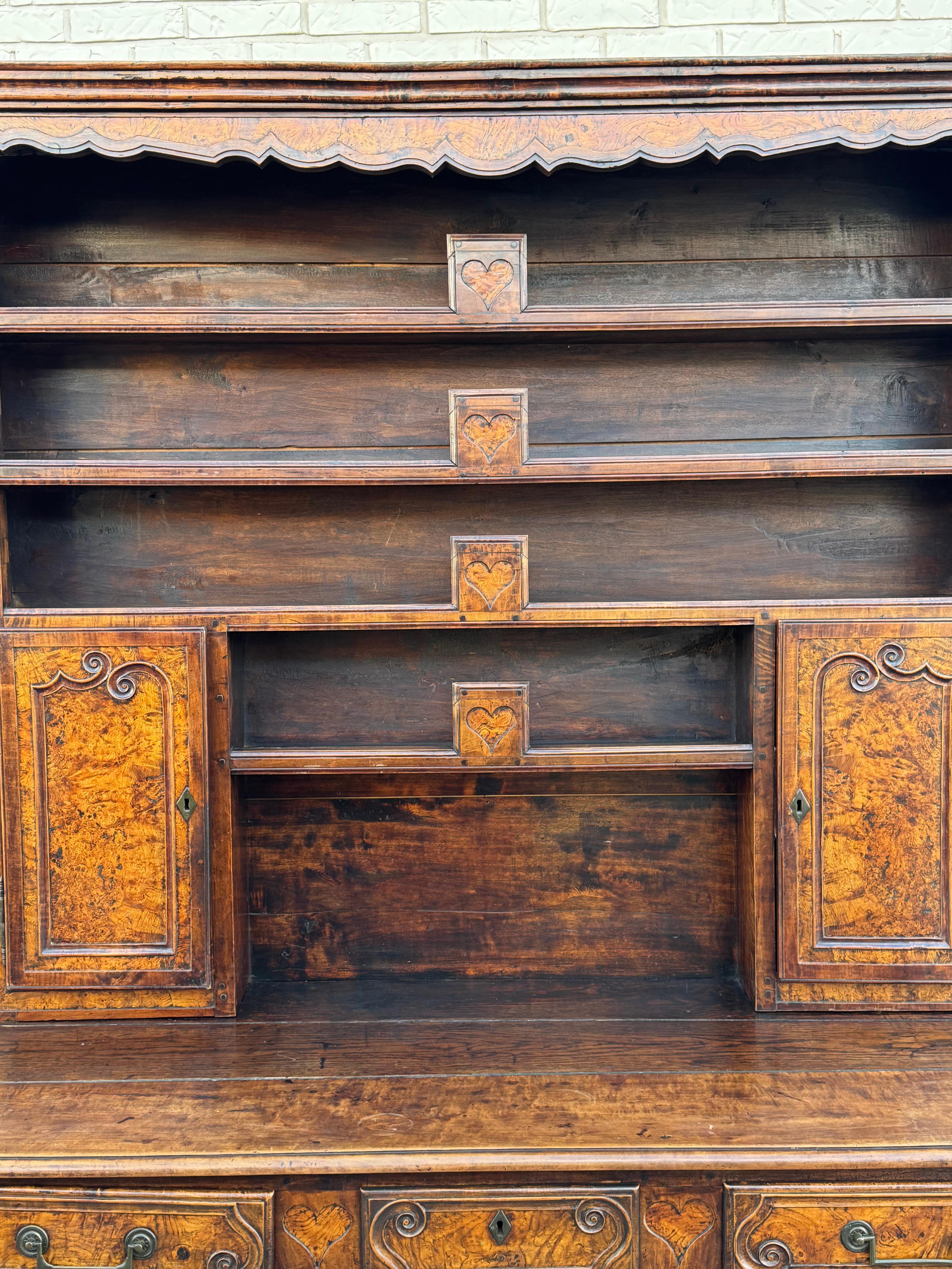 Antiguo Vaisselier Francés del Siglo XVIII Tallado en Nogal y Burlwood - Frontón de Corazón en venta 4