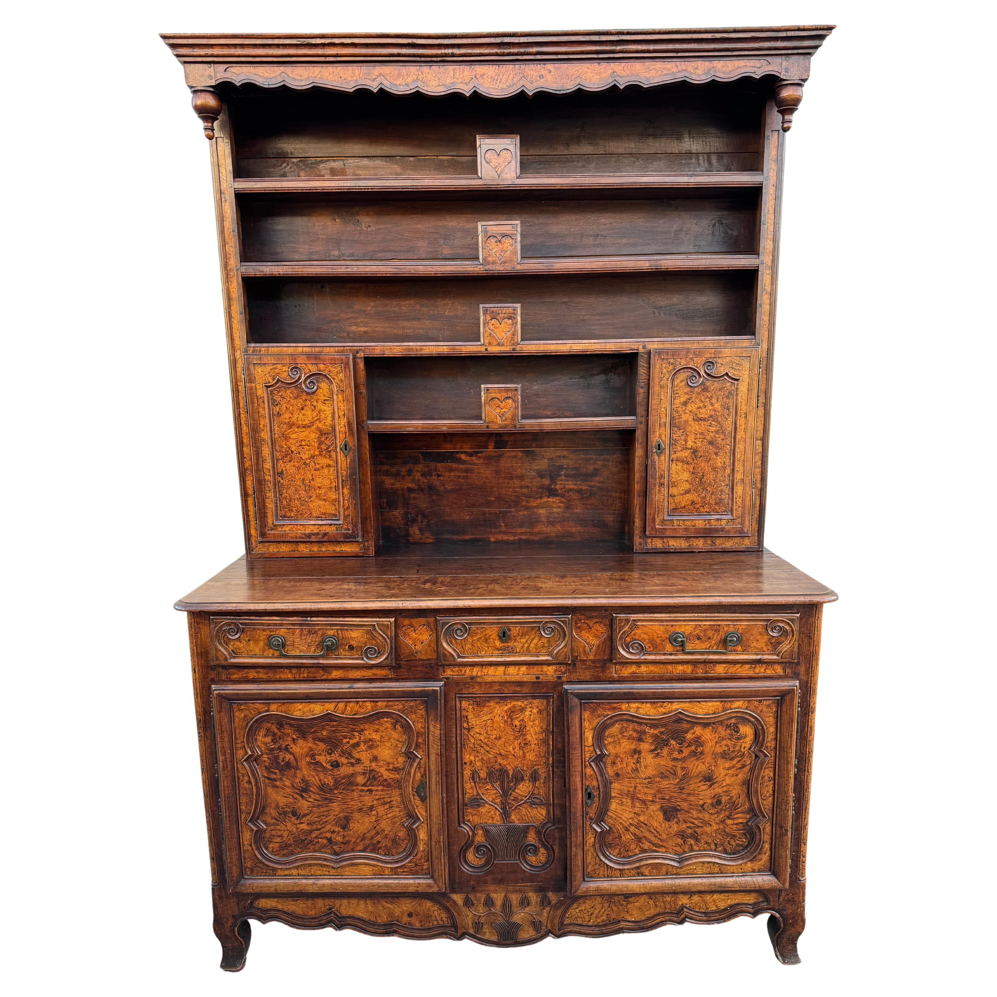 Antiguo Vaisselier Francés del Siglo XVIII Tallado en Nogal y Burlwood - Frontón de Corazón en venta