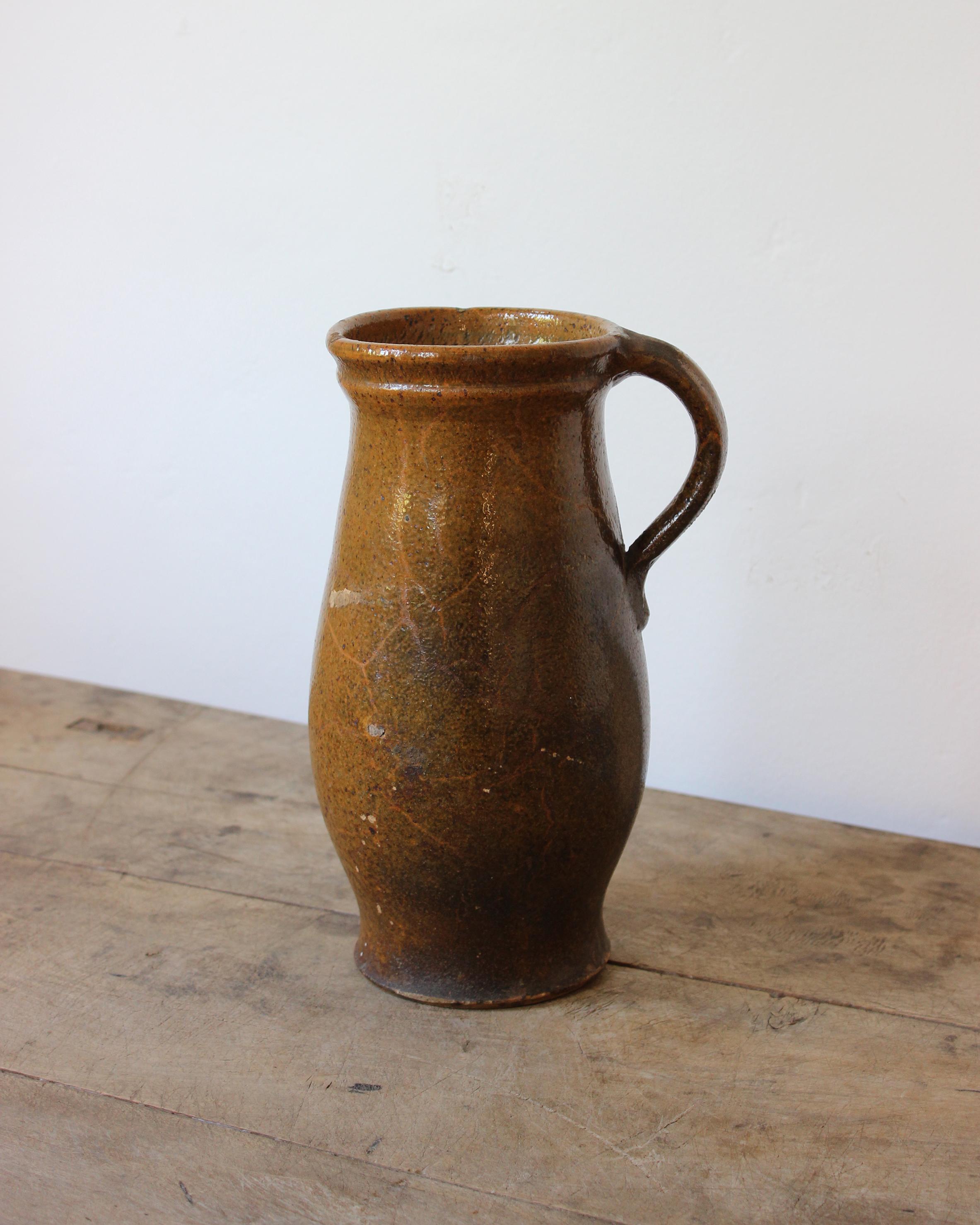 Vase ancien en forme de pichet 
France 

18ème siècle 

Glace brune avec une étonnante patine d'ancienneté.