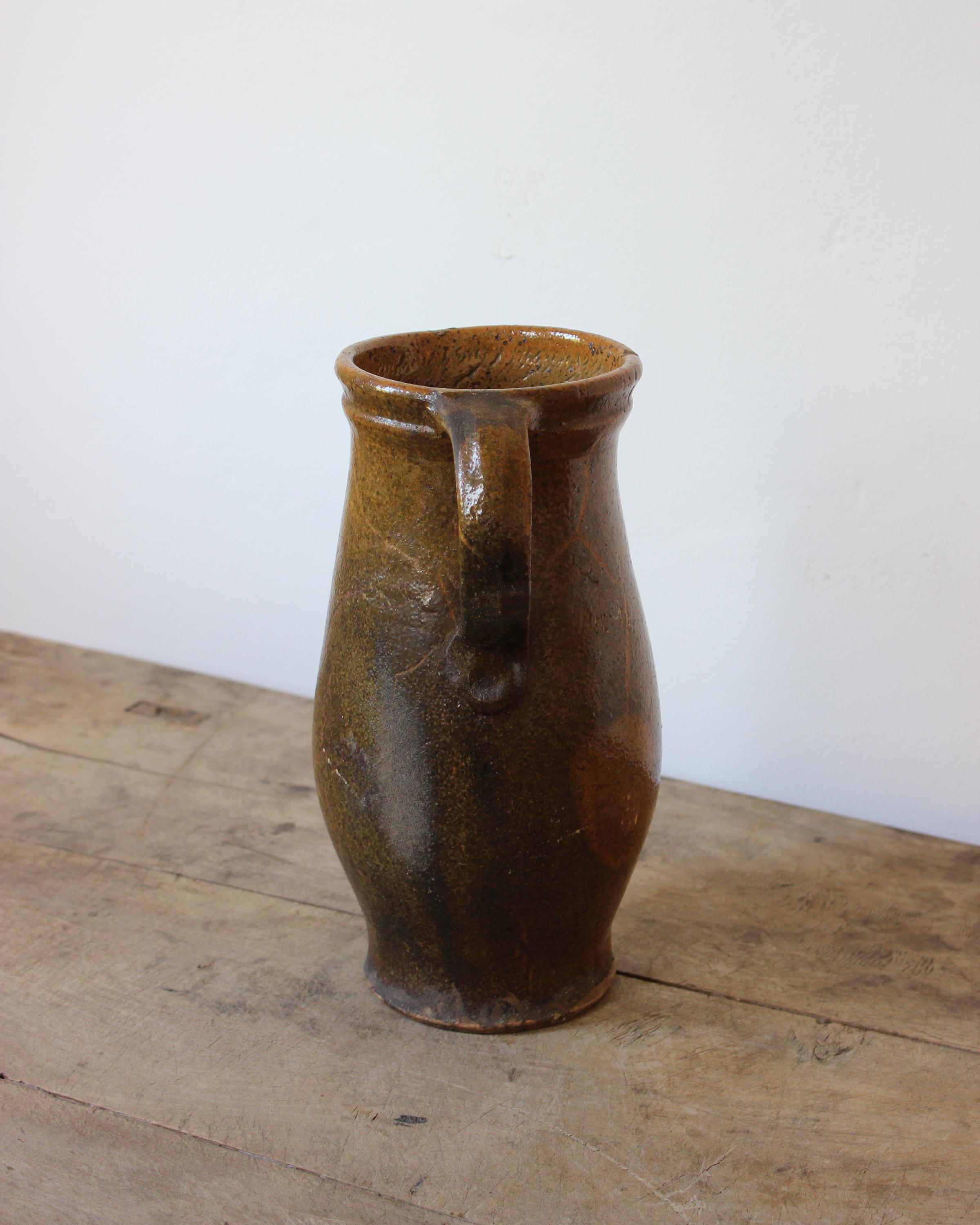 Francese Antique French, brocca in ceramica del 18° secolo, smalto marrone, splendida patina in vendita