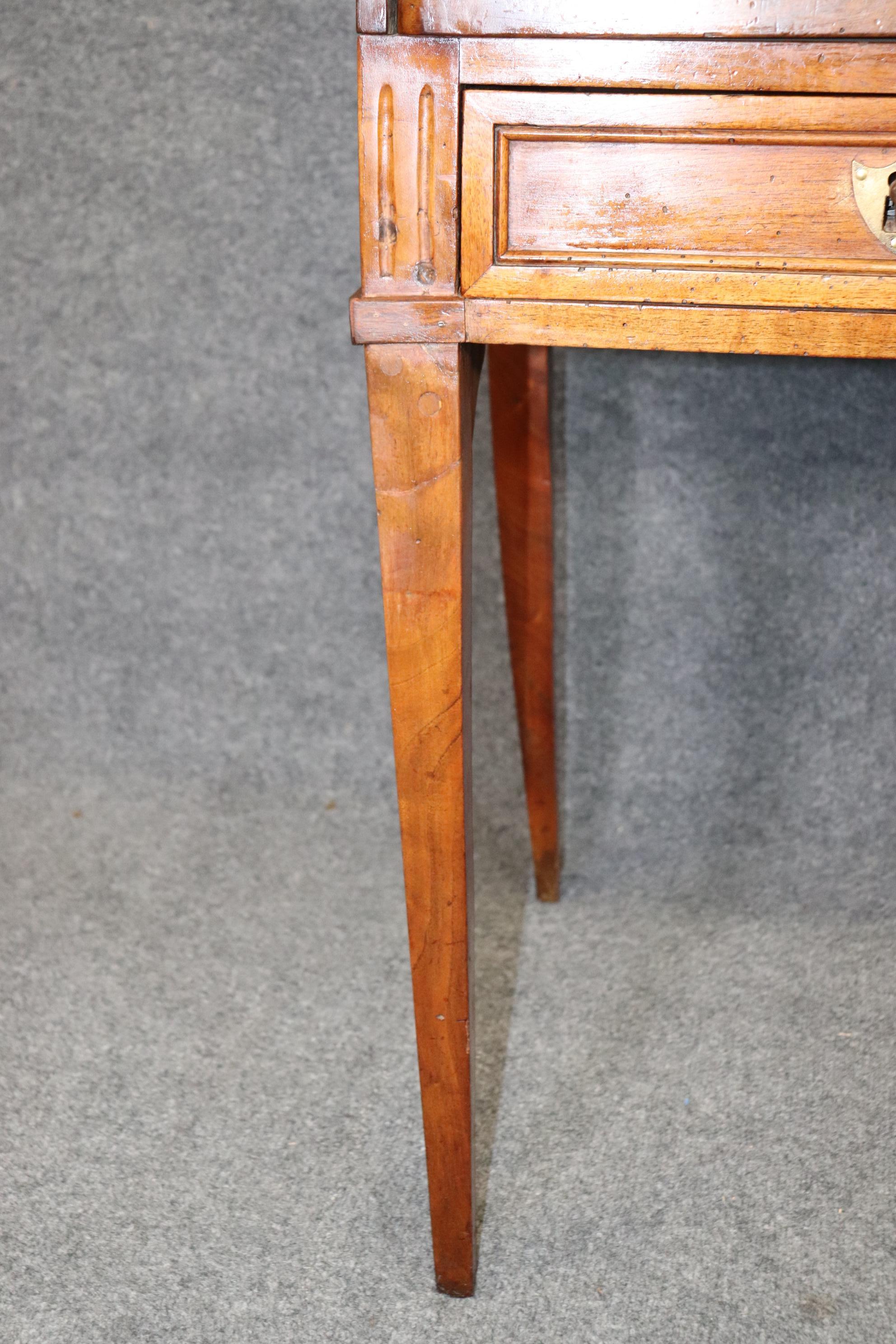 Antiker französischer Zylinder-Schreibtisch im Directoire-Stil des 18. Jahrhunderts im Angebot 1