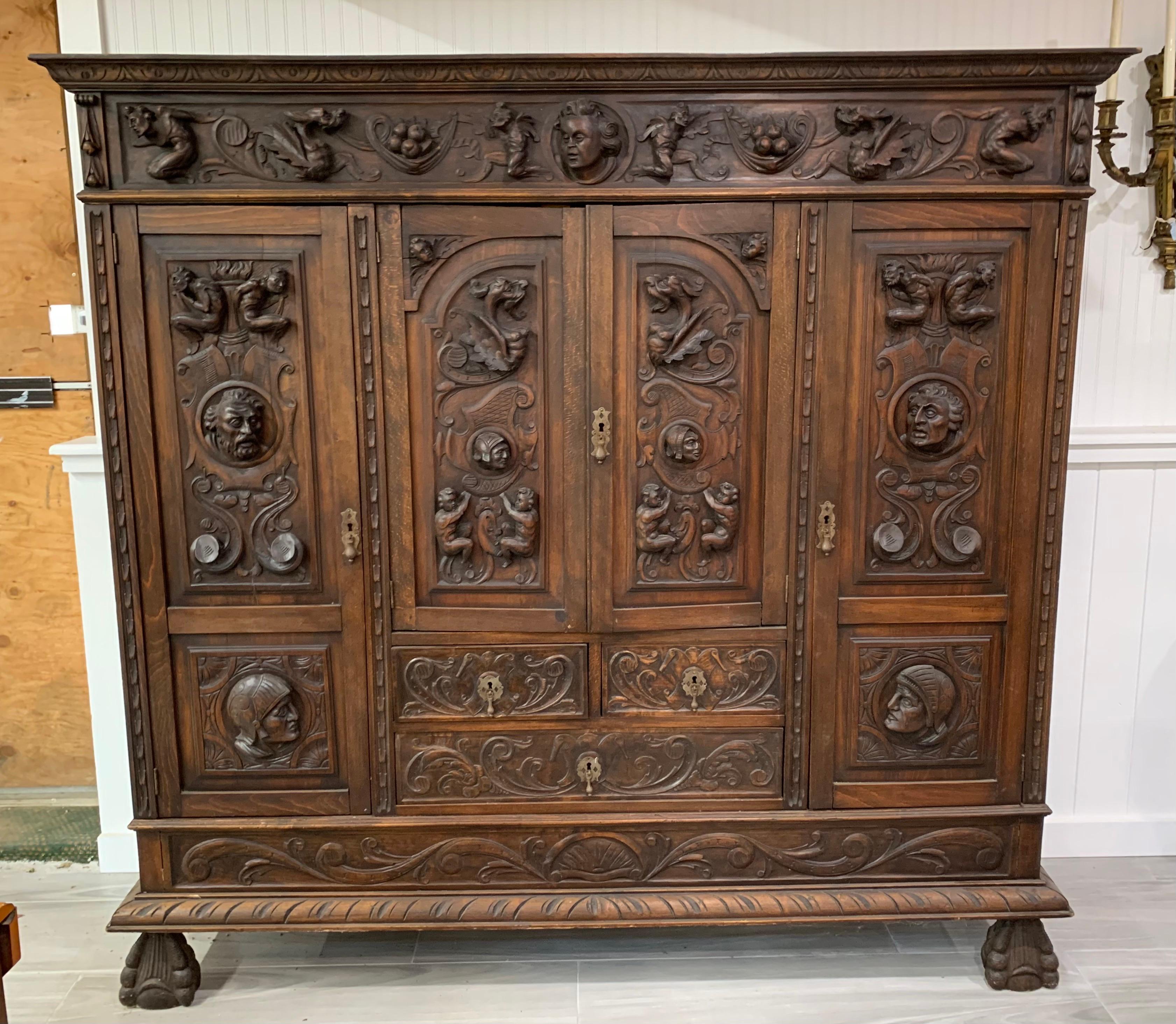 Armoire de rangement française d'antiquités du 18ème siècle à 4 portes sculptée de façon exquise en vente 5