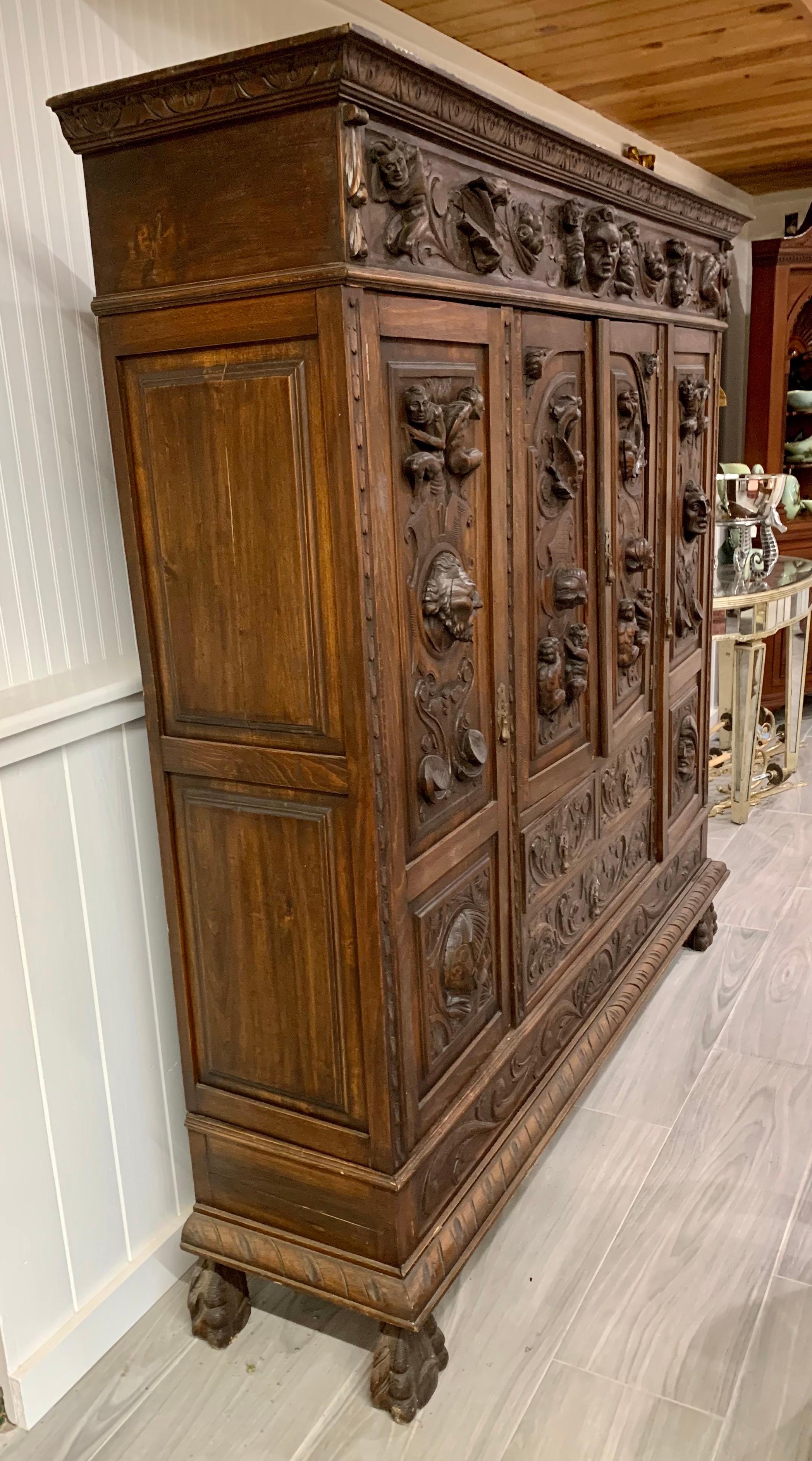 Magnifique armoire ancienne française avec d'incroyables détails en bois de noyer noir sculpté qui sont à couper le souffle. Aujourd'hui plus que jamais, le cœur est à la maison.