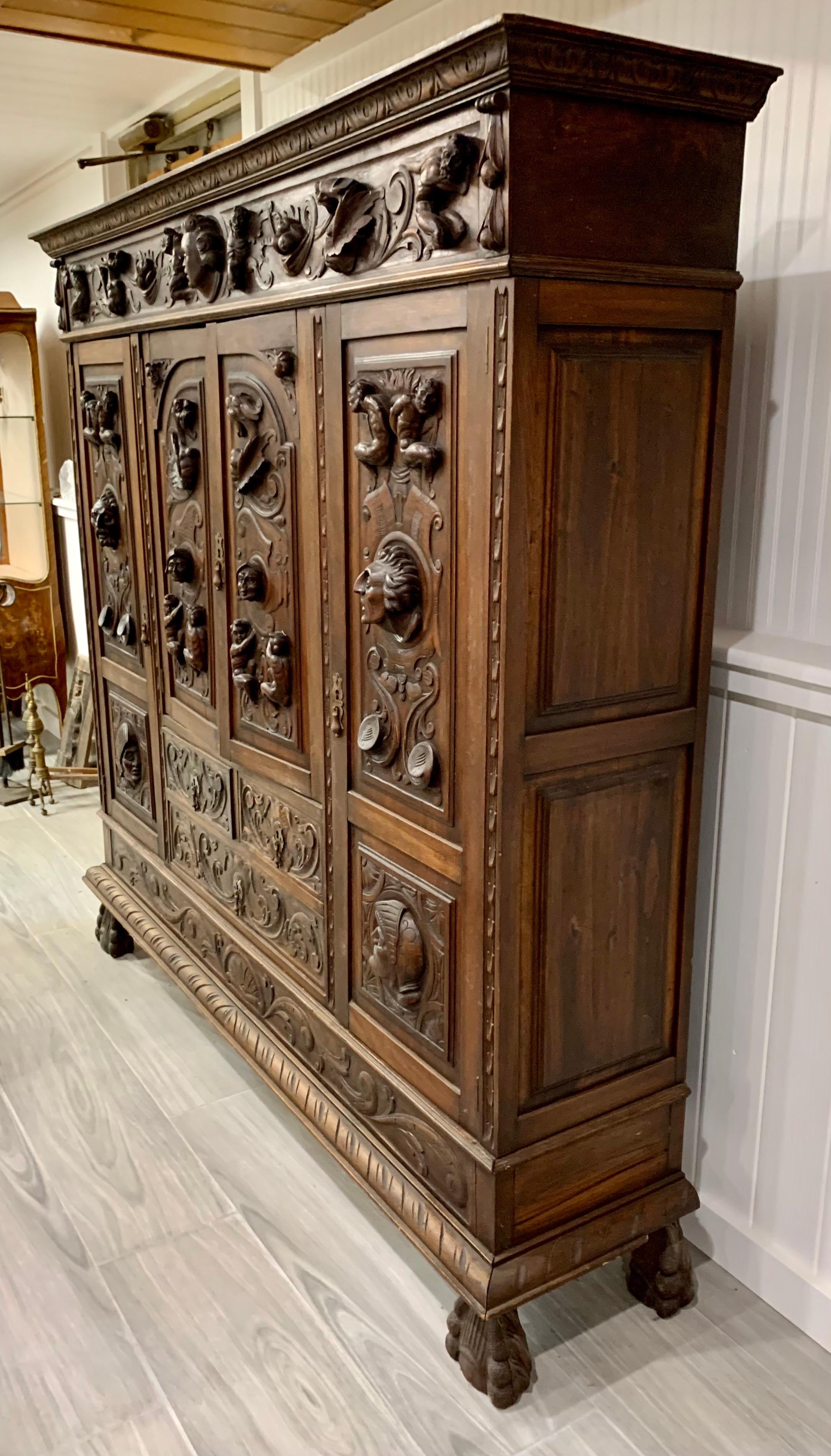 Français Armoire de rangement française d'antiquités du 18ème siècle à 4 portes sculptée de façon exquise en vente