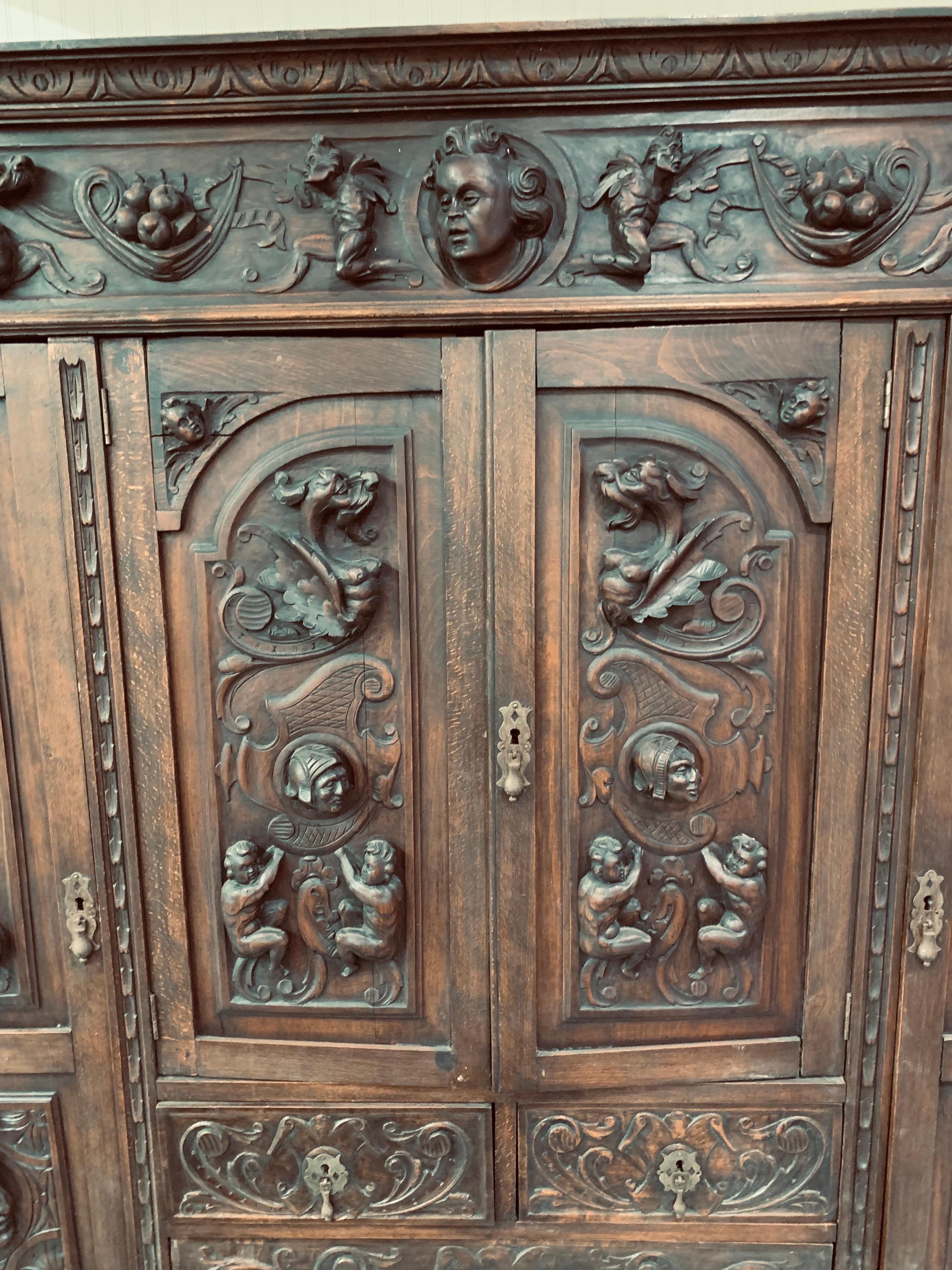 Bois Armoire de rangement française d'antiquités du 18ème siècle à 4 portes sculptée de façon exquise en vente