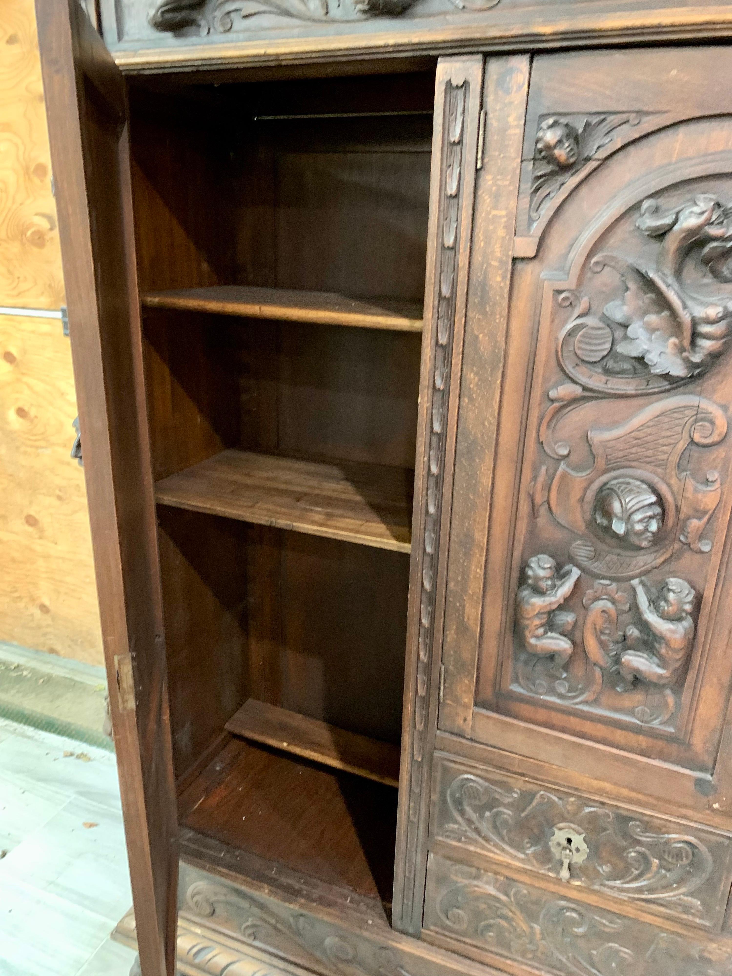 Armoire de rangement française d'antiquités du 18ème siècle à 4 portes sculptée de façon exquise en vente 1