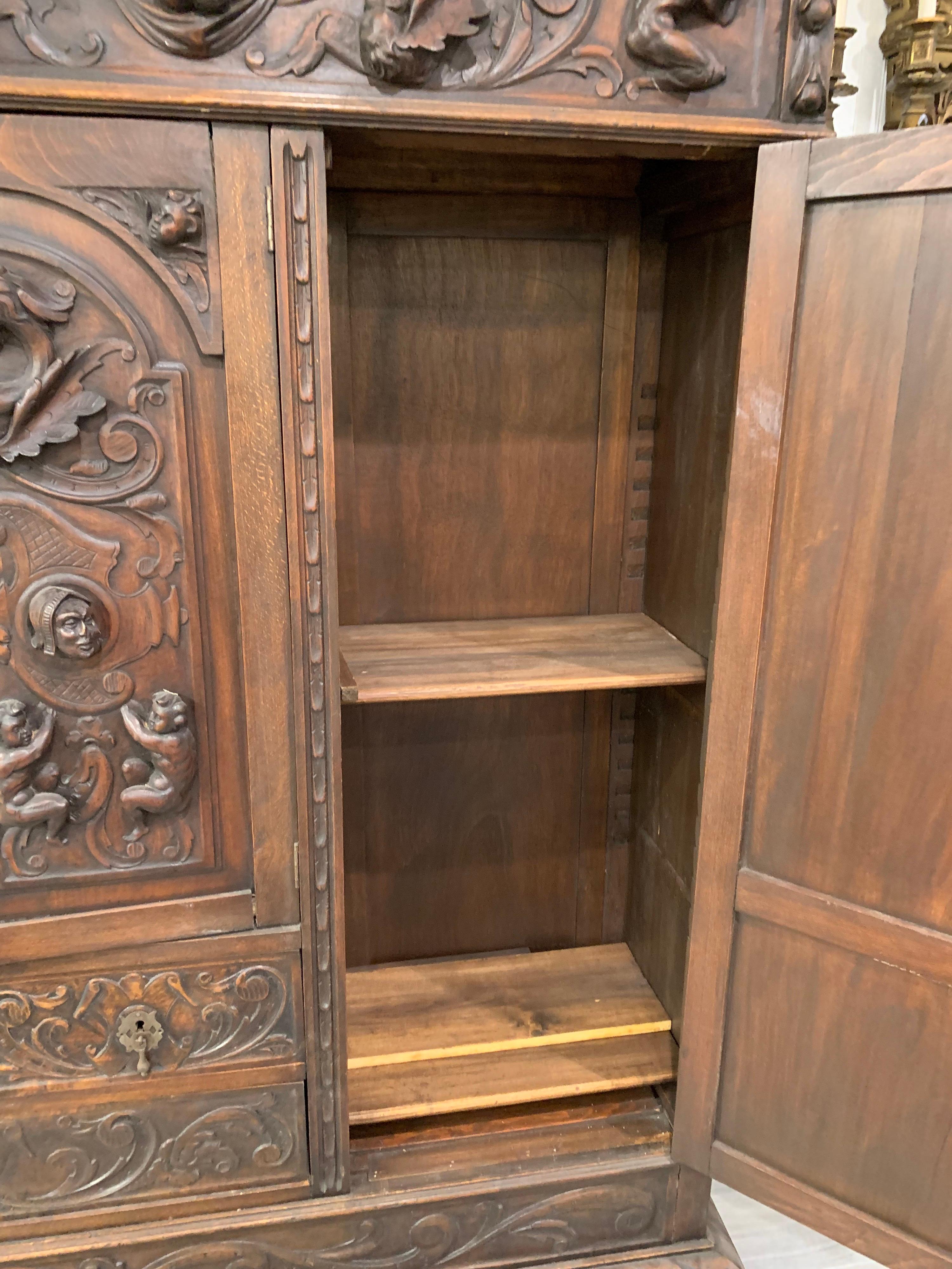 Armoire de rangement française d'antiquités du 18ème siècle à 4 portes sculptée de façon exquise en vente 2