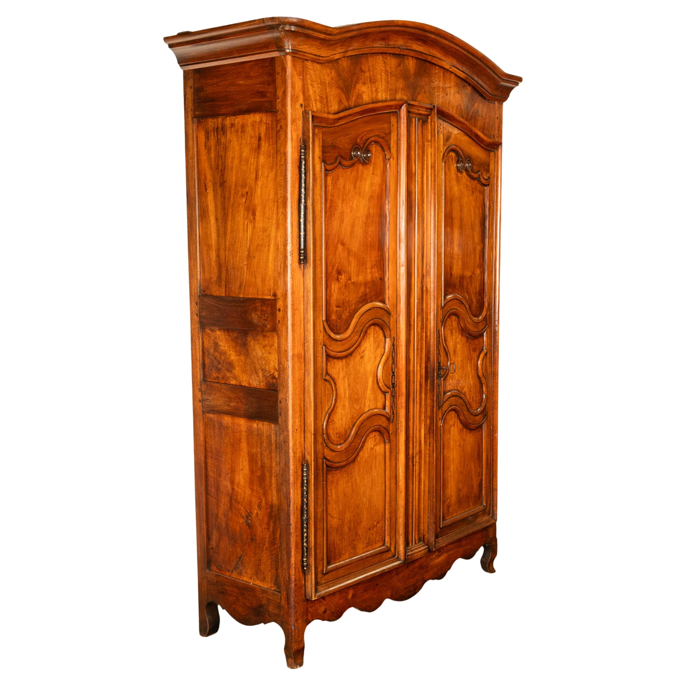 Pregevole armoire in legno di frutto Luigi XV del XVIII secolo, circa 1760.
L'armadio è dotato di un'elegante cornice ad arco rimovibile, caratteristica degli armadi di questo periodo; al di sotto si trovano un paio di ante a pannelli con volute