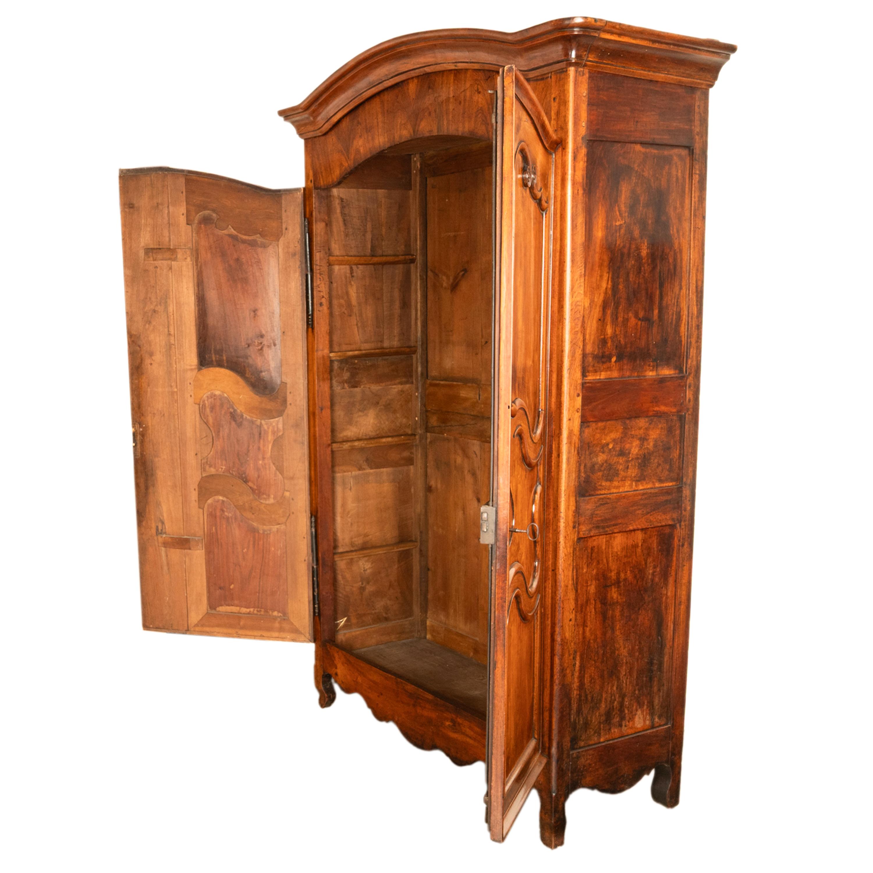 Legno di alberi da frutto Antique French 18th Century Fruitwood Louis XV Provincial Armoire Wardrobe 1760