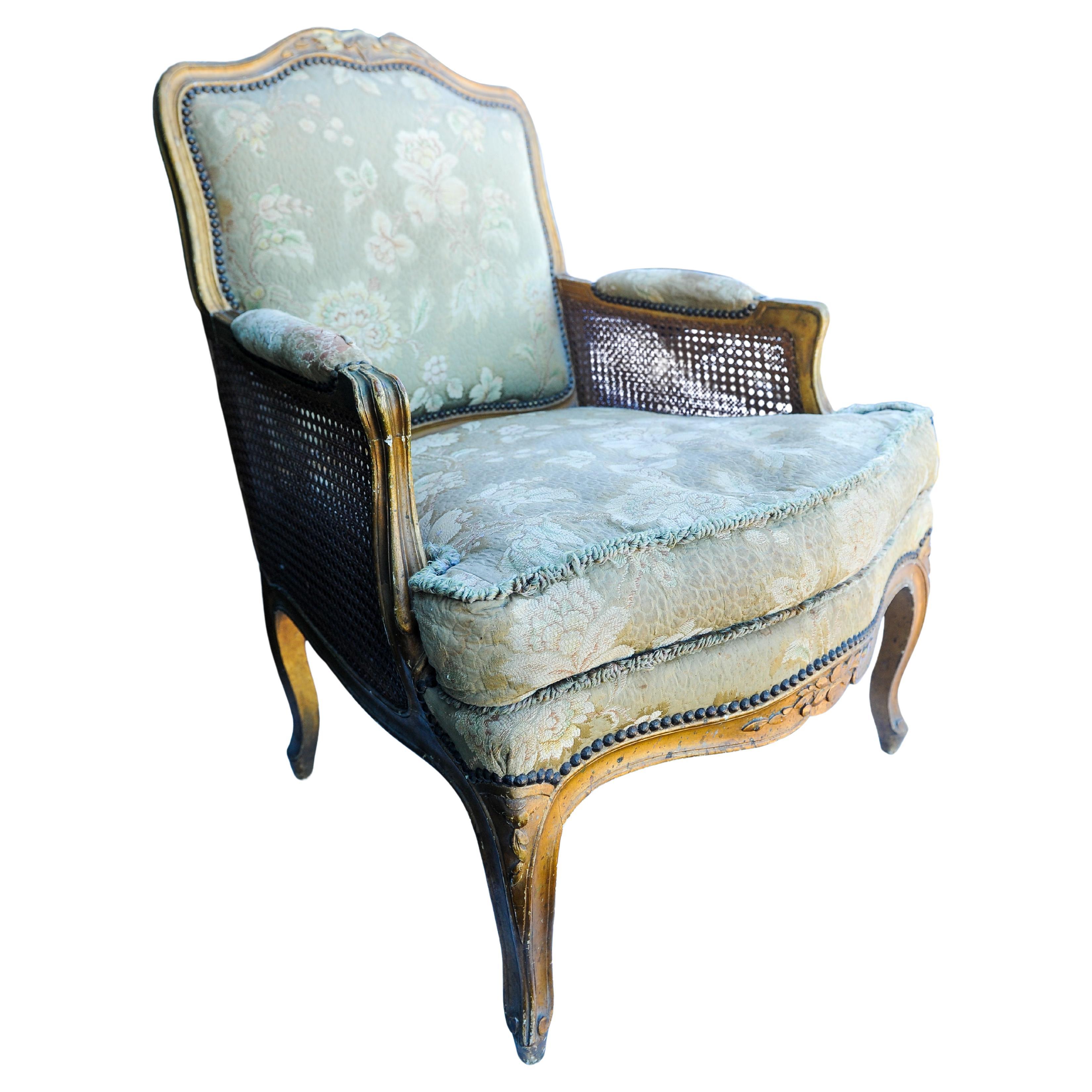 Antique 18th Century French Sillón Bergere Dorado con Tachuelas y Detalles Florales siglo XVIII en venta