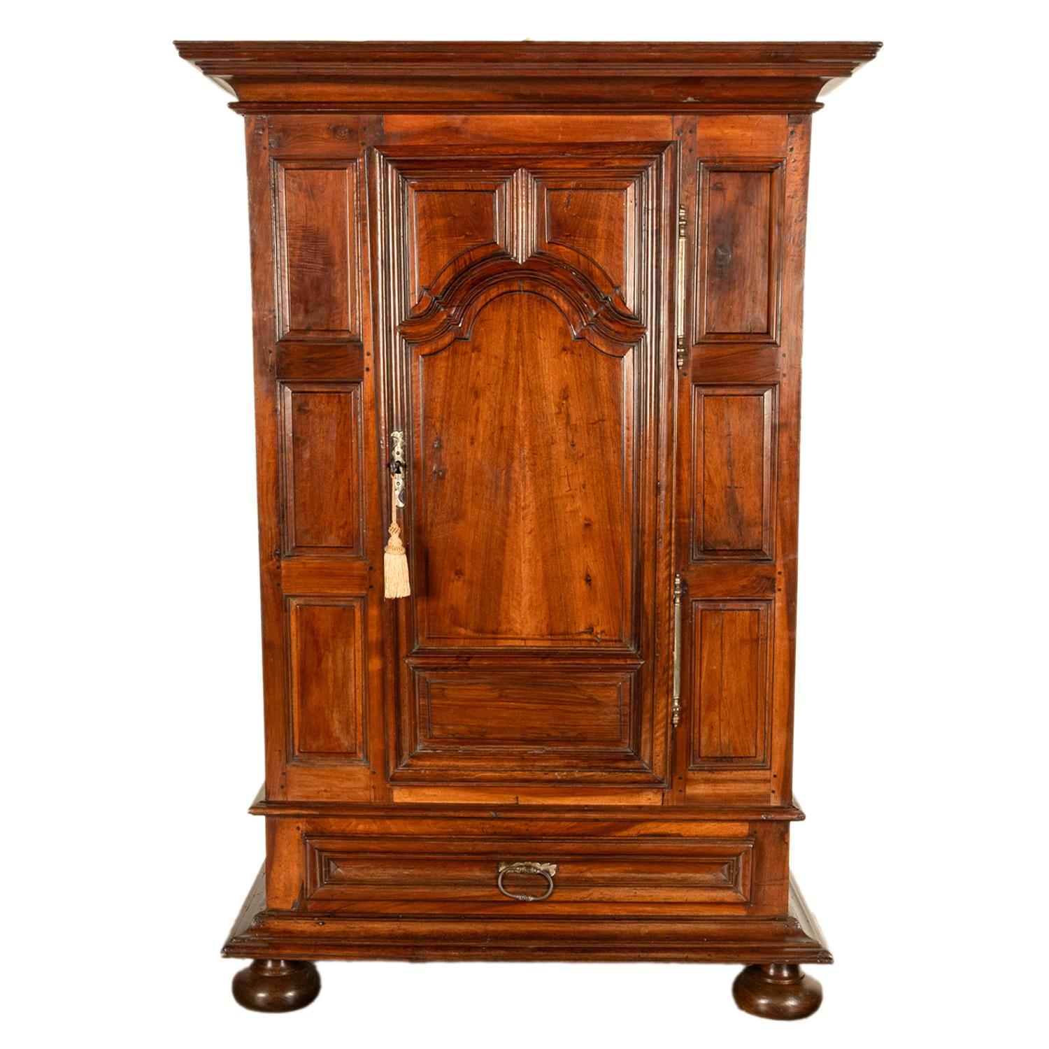 Ancienne Armoire Bonnetière en Noyer Lyonaise du 18ème siècle Français 1710 en vente 5