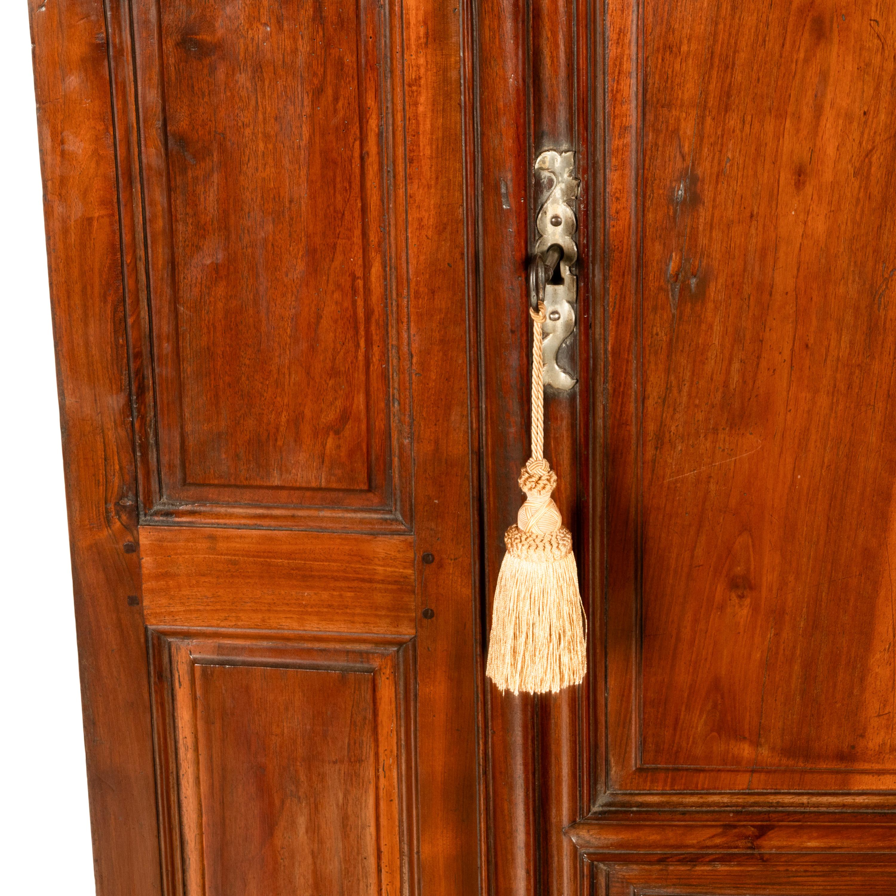 Ancienne Armoire Bonnetière en Noyer Lyonaise du 18ème siècle Français 1710 en vente 6