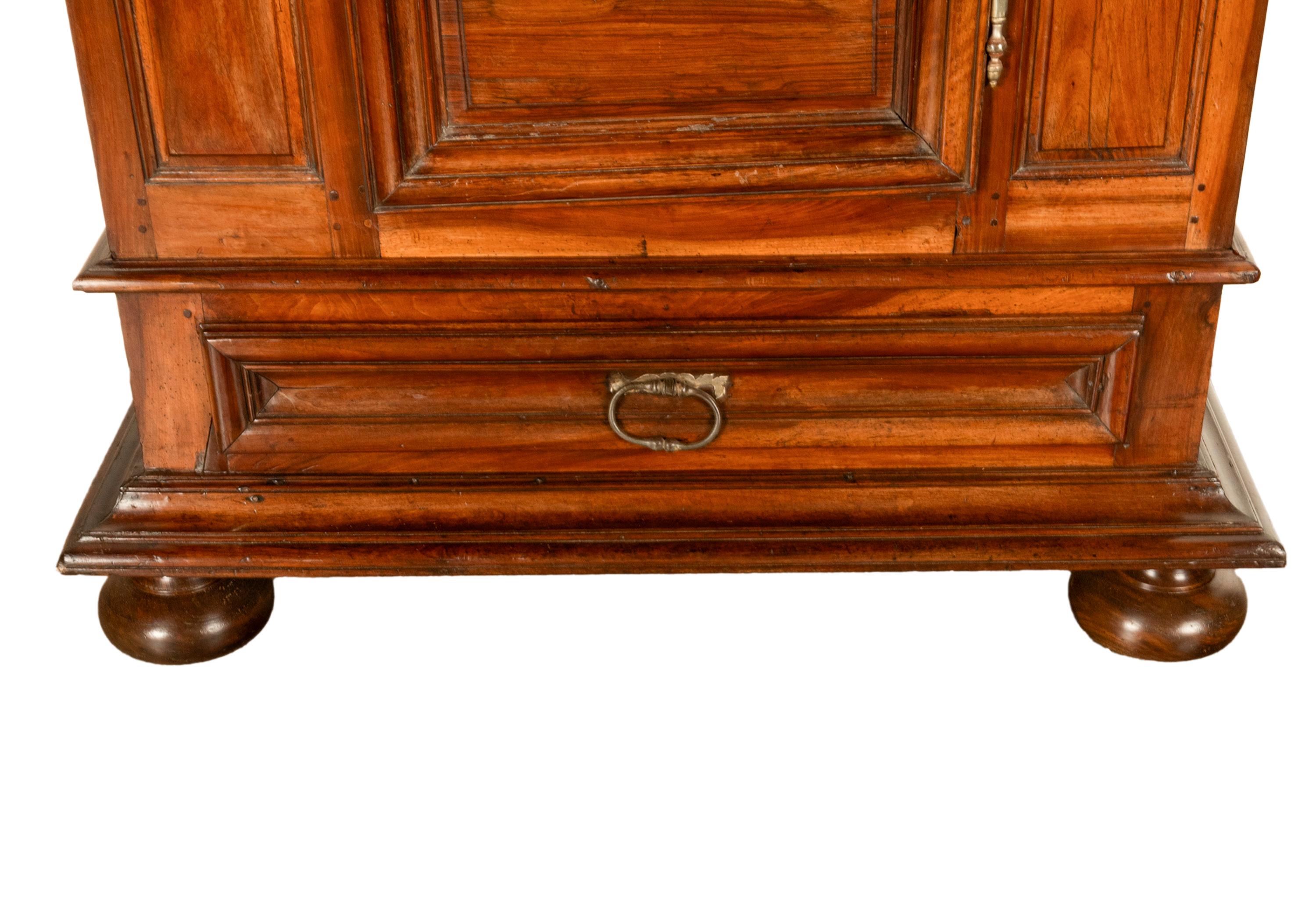 Ancienne Armoire Bonnetière en Noyer Lyonaise du 18ème siècle Français 1710 en vente 7