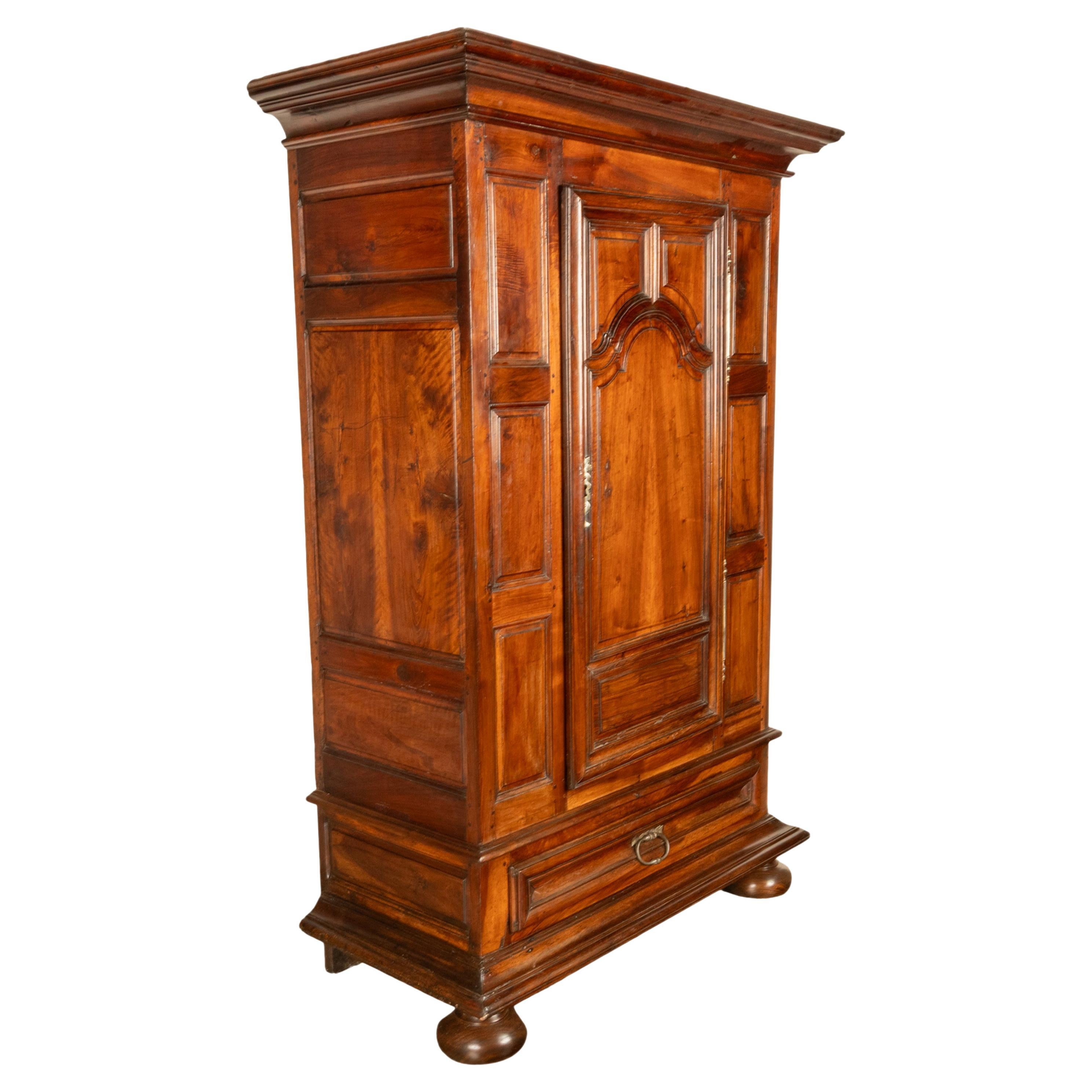 Une belle et rare armoire bonnetière en noyer d'époque Louis XIV, Lyon, vers 1710.
Rare et difficile à trouver bonnetière de château en noyer massif d'époque Louis XIV, vers le début des années 1700. Il s'agit d'un exemple documentaire exceptionnel