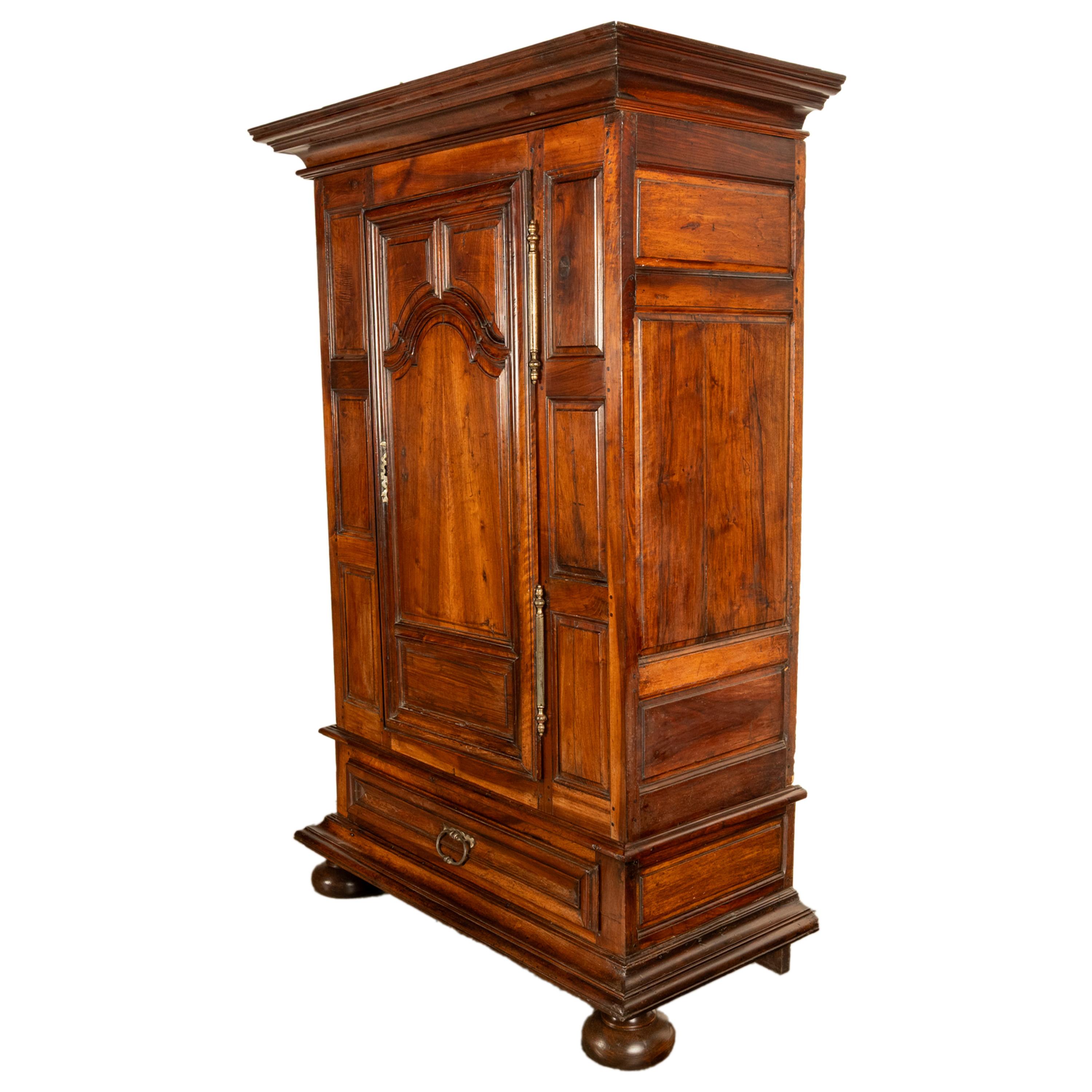 Louis XIV Ancienne Armoire Bonnetière en Noyer Lyonaise du 18ème siècle Français 1710 en vente