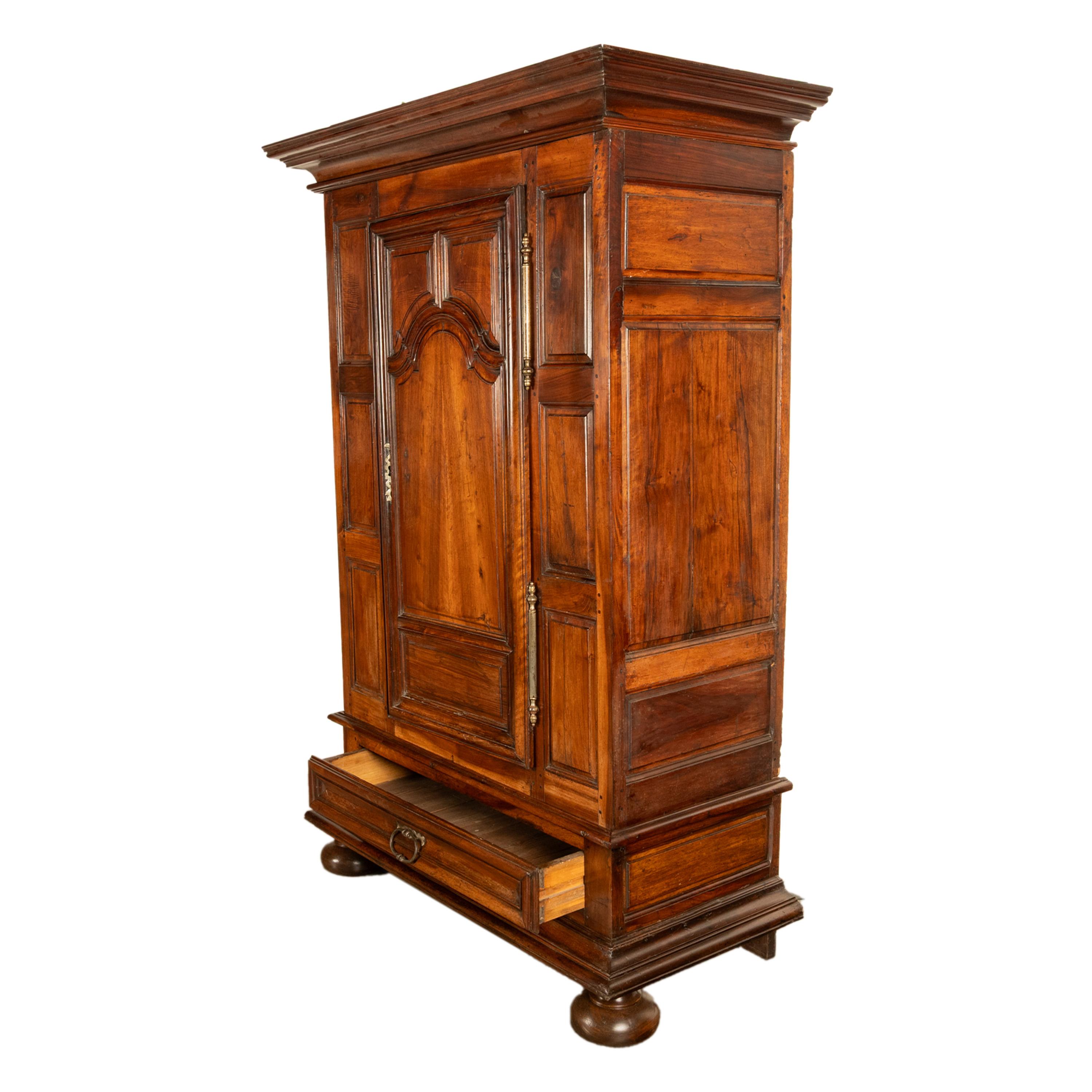 Ancienne Armoire Bonnetière en Noyer Lyonaise du 18ème siècle Français 1710 Bon état - En vente à Portland, OR