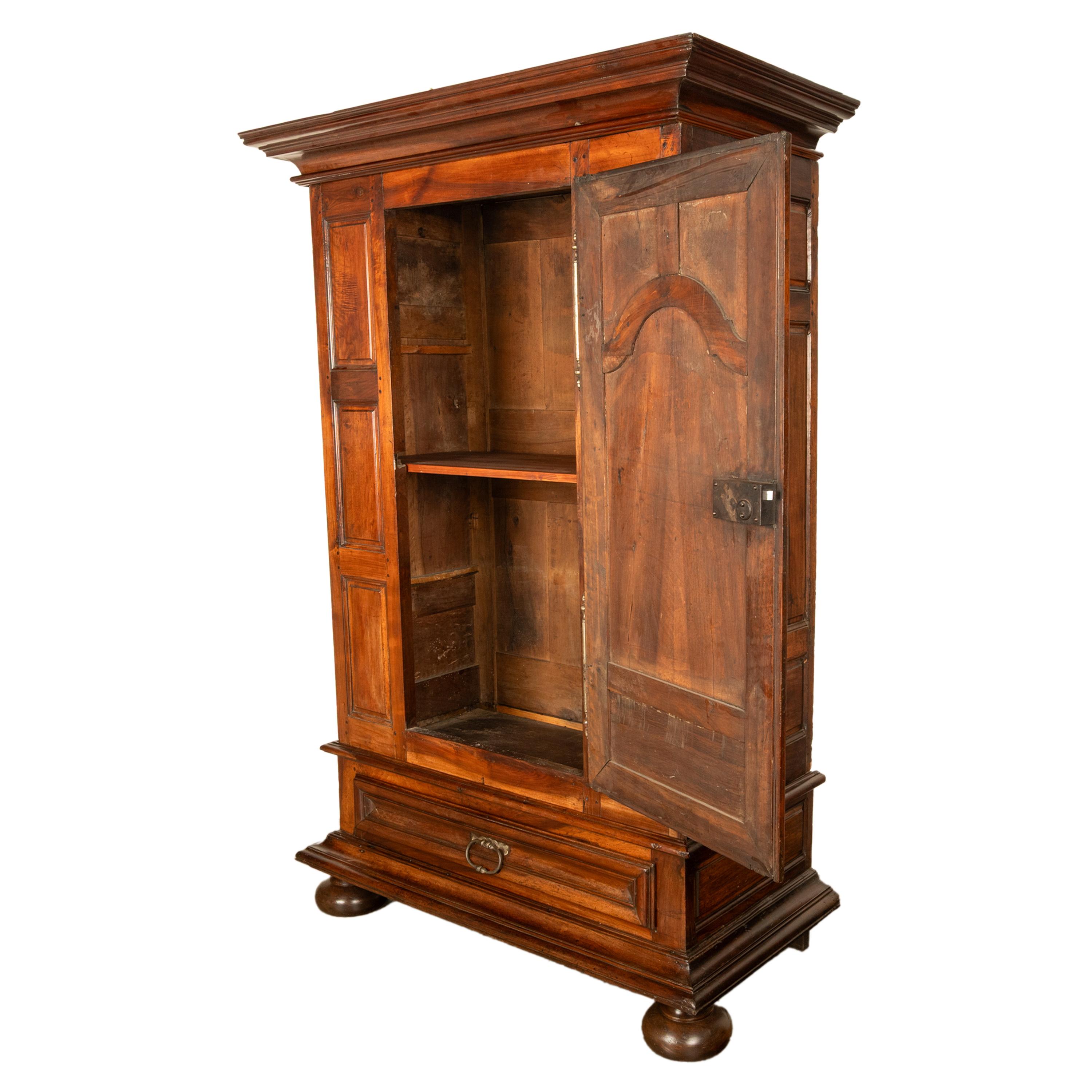Début du XVIIIe siècle Ancienne Armoire Bonnetière en Noyer Lyonaise du 18ème siècle Français 1710 en vente