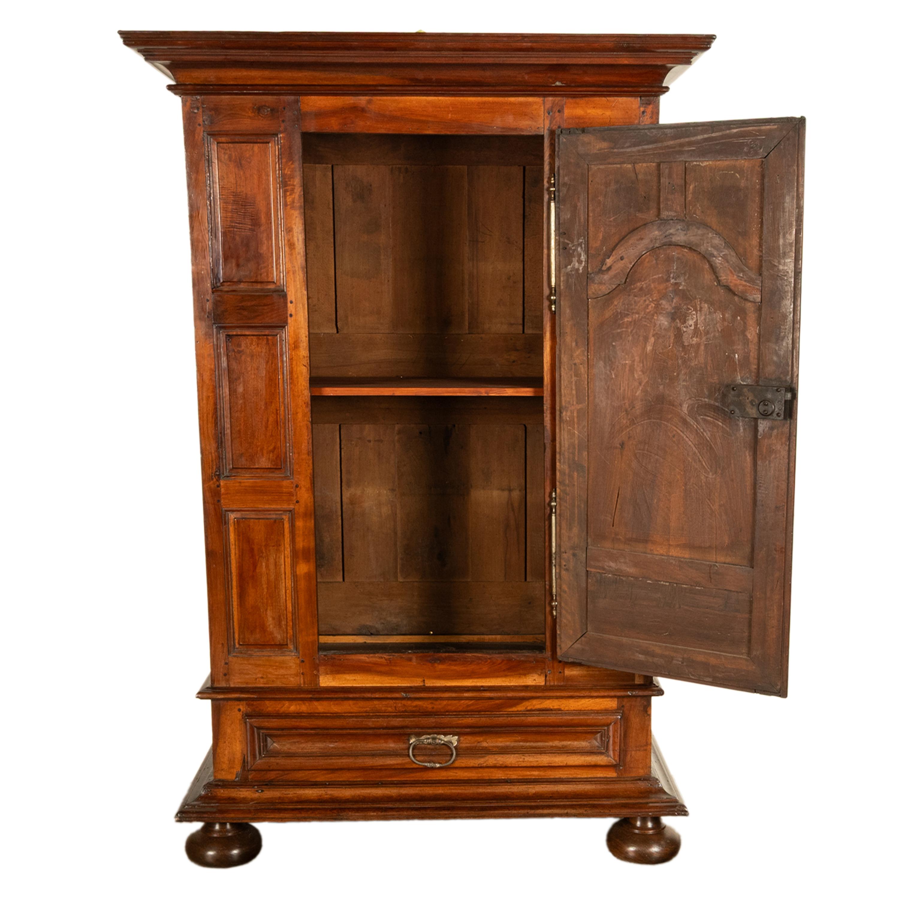 Ancienne Armoire Bonnetière en Noyer Lyonaise du 18ème siècle Français 1710 en vente 1