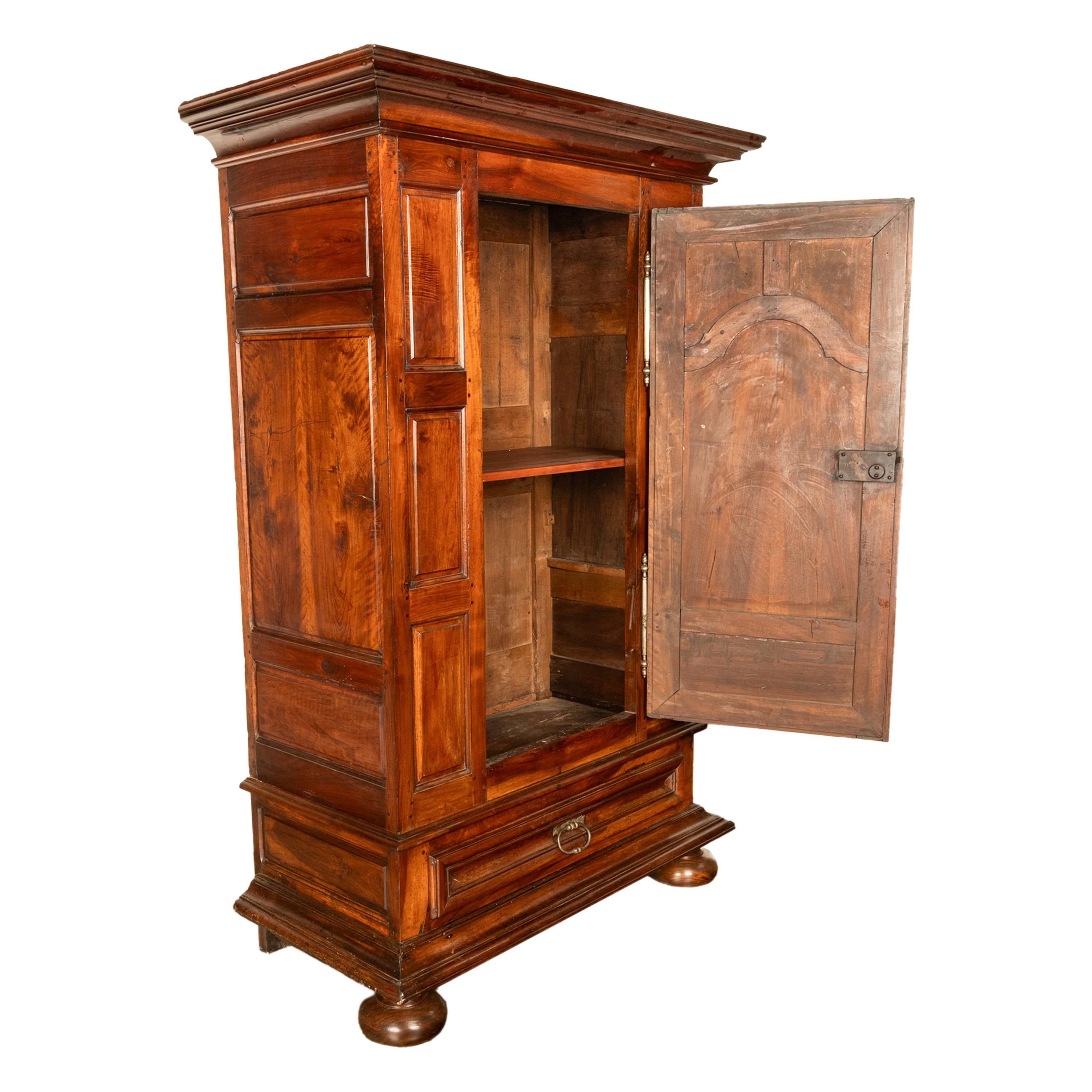 Ancienne Armoire Bonnetière en Noyer Lyonaise du 18ème siècle Français 1710 en vente 2