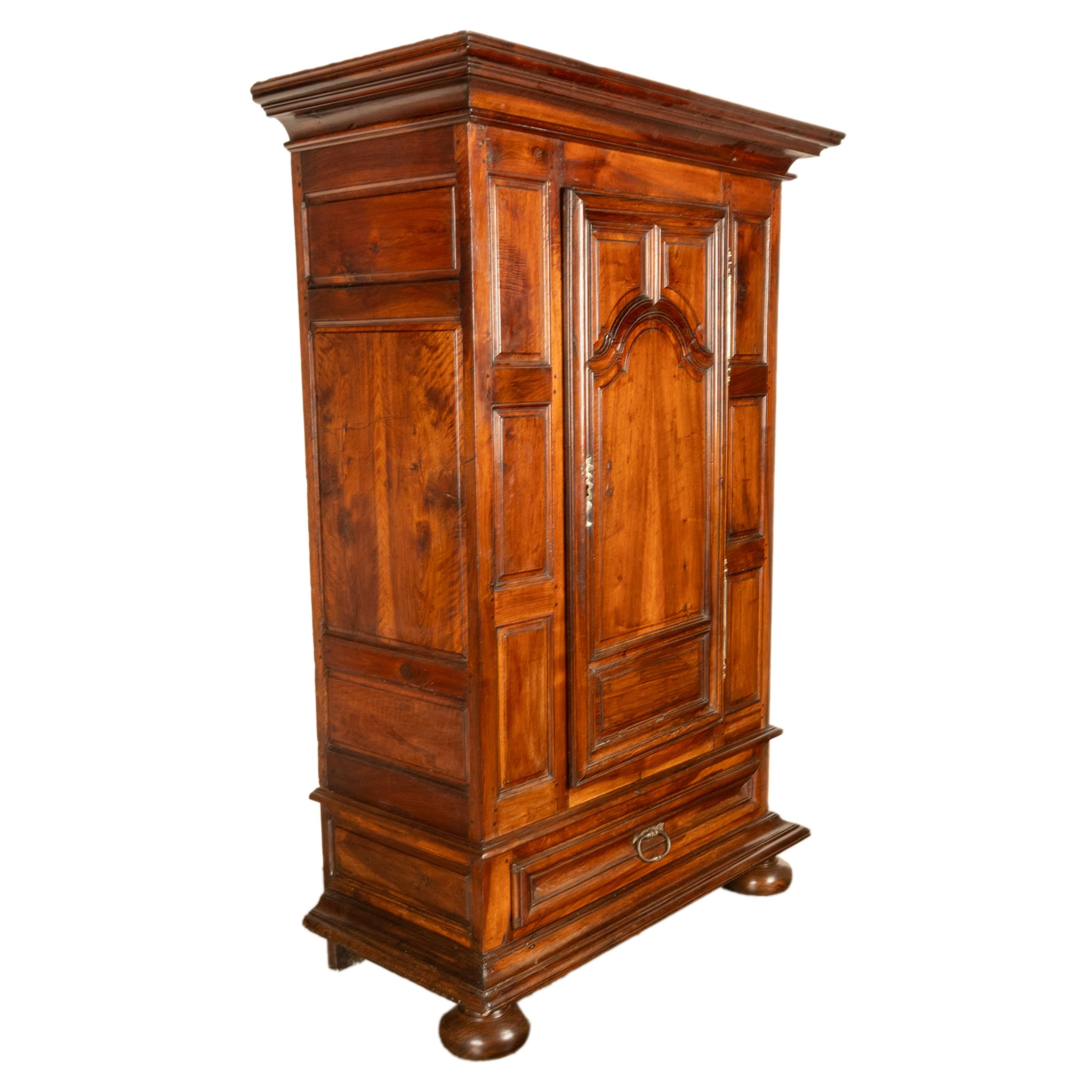 Ancienne Armoire Bonnetière en Noyer Lyonaise du 18ème siècle Français 1710 en vente 3