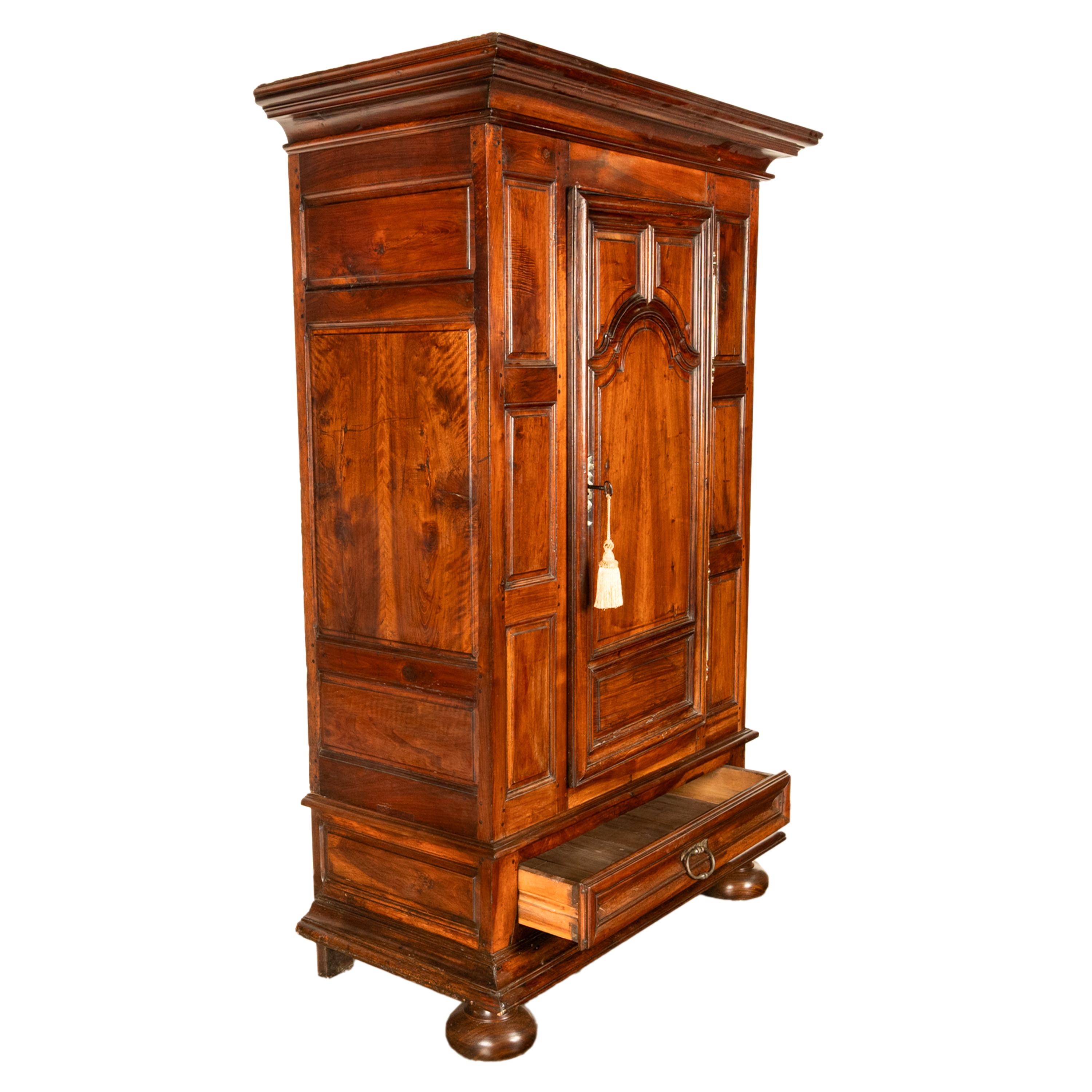 Ancienne Armoire Bonnetière en Noyer Lyonaise du 18ème siècle Français 1710 en vente 4