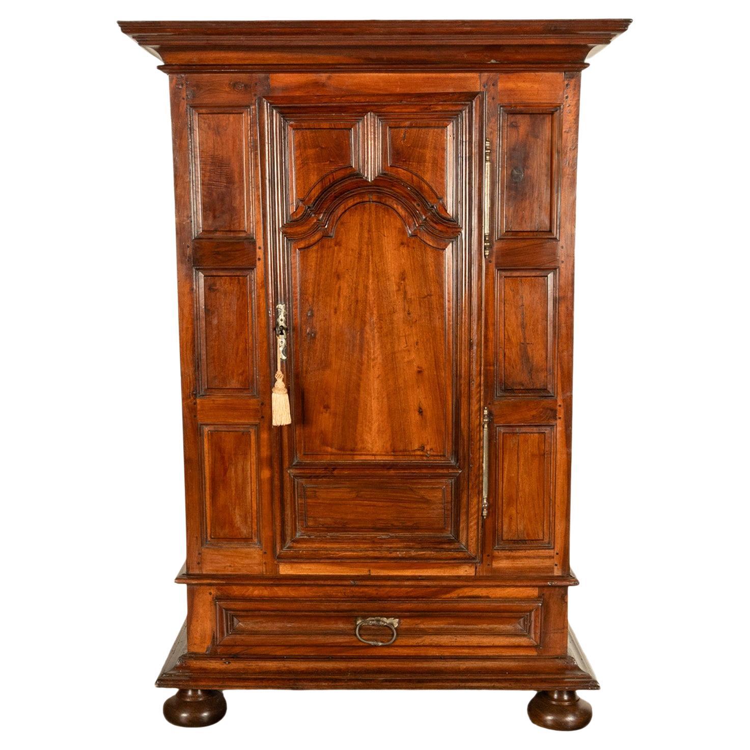 Ancienne Armoire Bonnetière en Noyer Lyonaise du 18ème siècle Français 1710 en vente